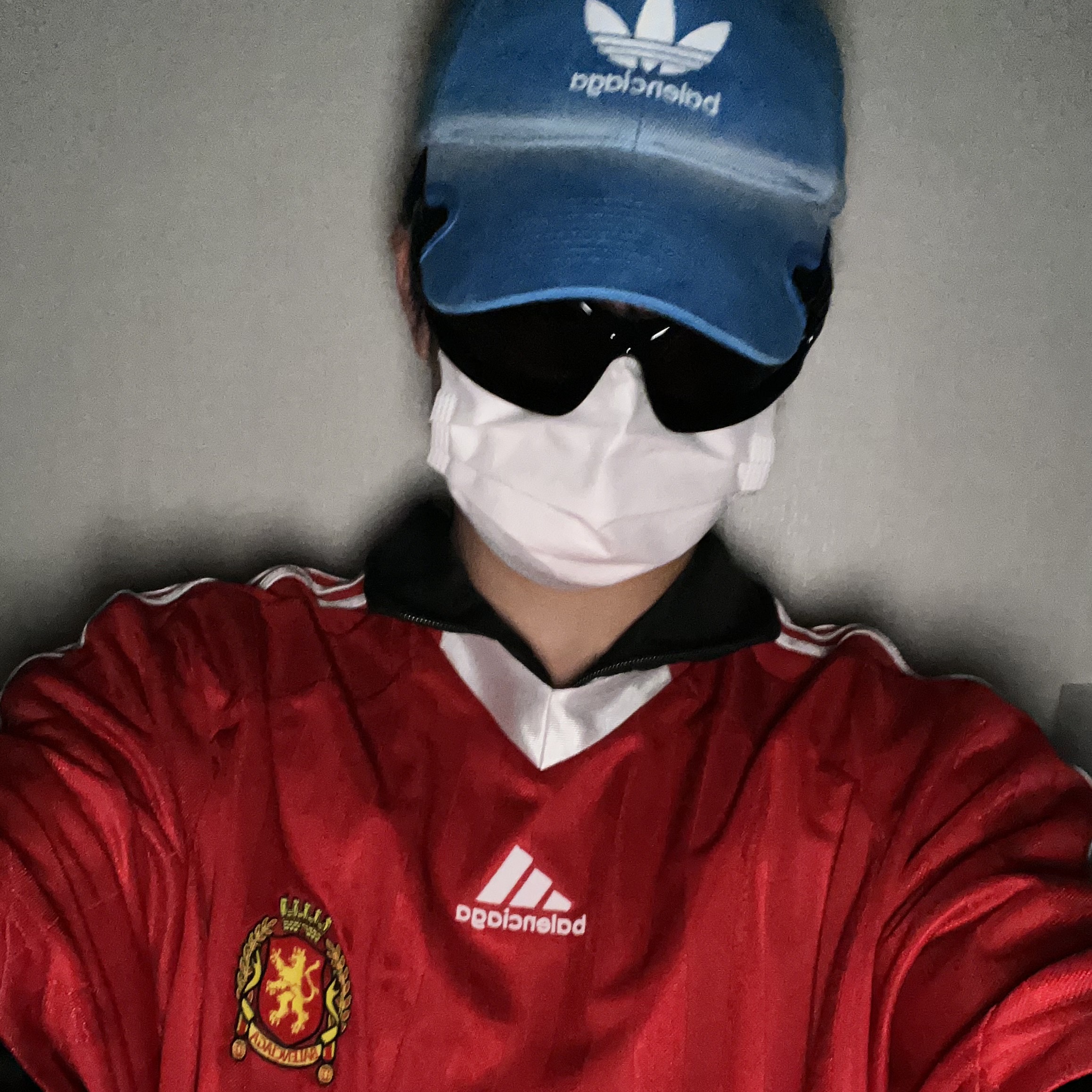 Balenciaga x Adidas Cap Blue, Balenciaga x Adidas Oversized Football T-Shirt Red 착용 스타일 - 1