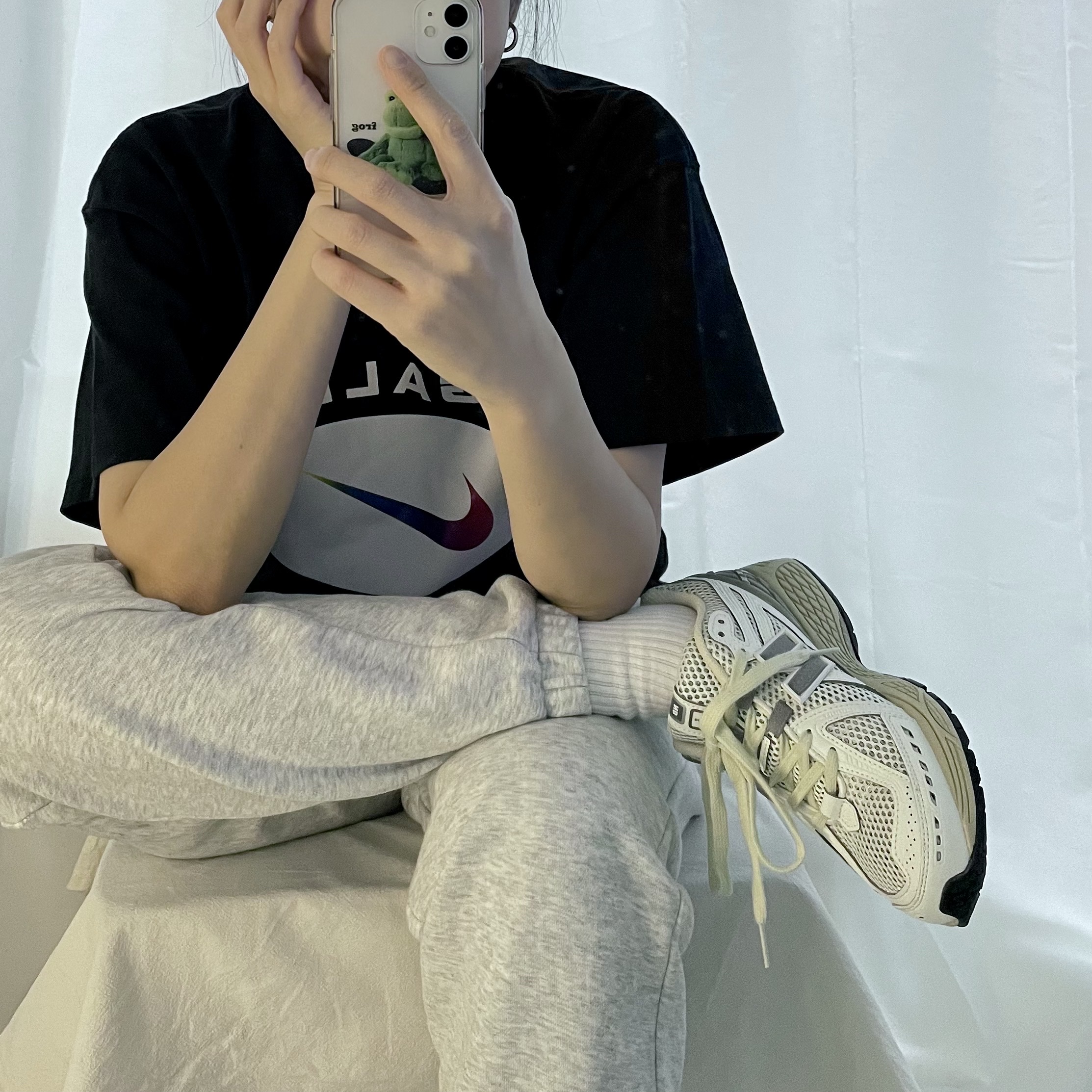New Balance 1906R White Gray, Nike x Pigalle T-Shirt Black - Asia 착용 스타일 - 2