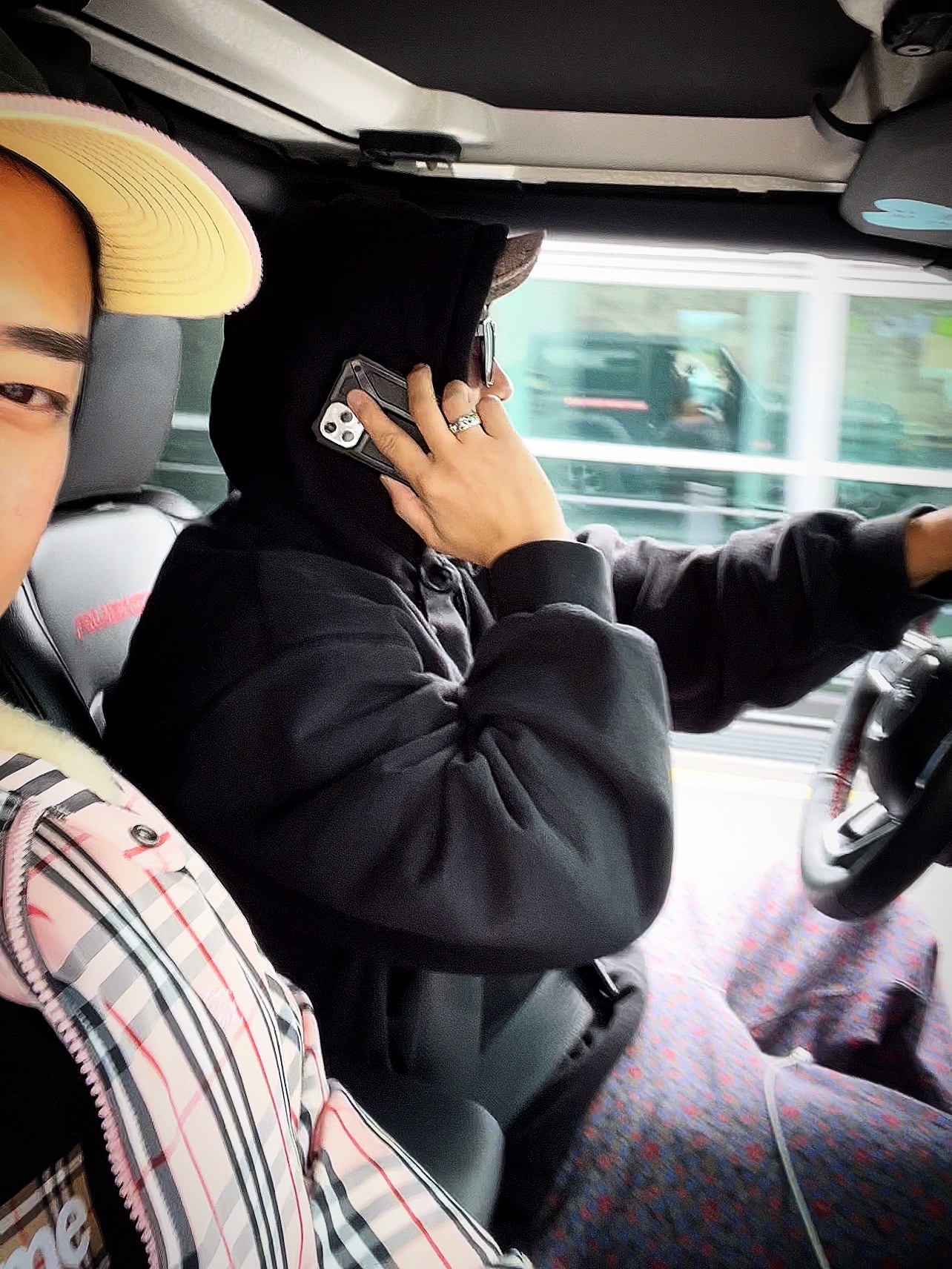 Supreme x Burberry Shearling Collar Down Puffer Jacket Pink - 22SS, Supreme x Burberry Box Logo T-Shirt Black - 22SS 착용 스타일 - 3