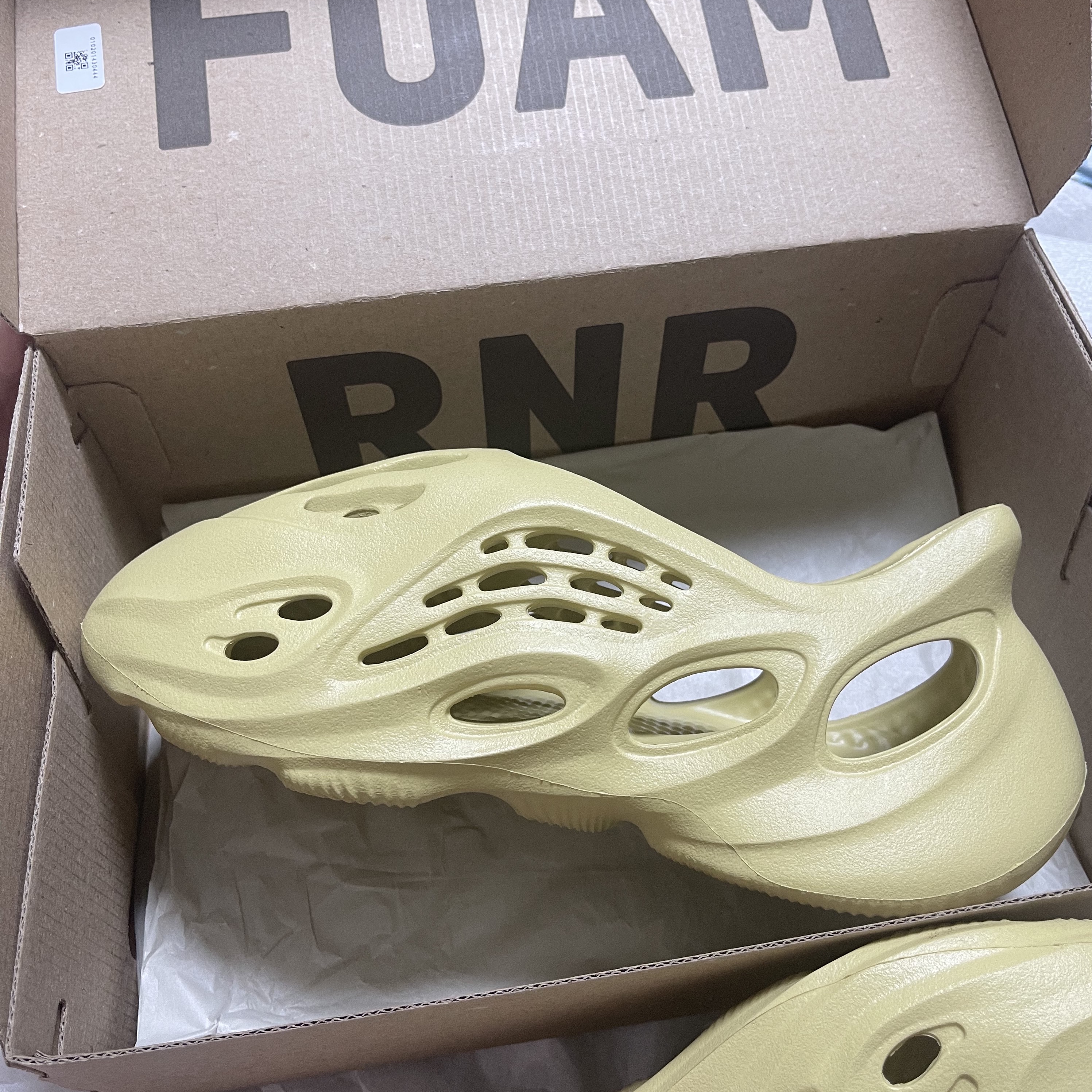 Adidas Yeezy Foam RNNR Sulfur 착용 스타일 - 2
