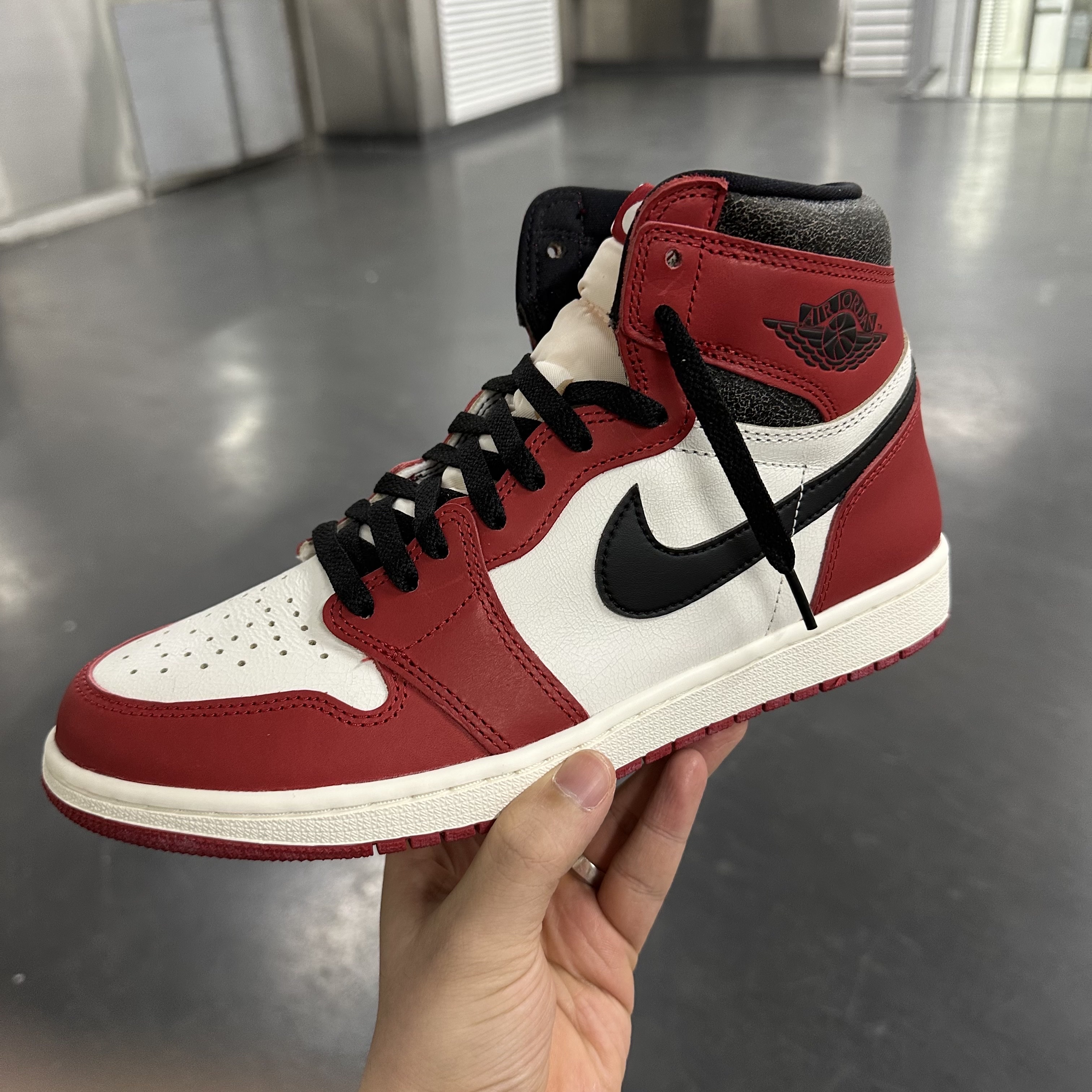 Jordan 1 Retro High OG Chicago 2022, Jordan 3 Retro Tinker White University Red 착용 스타일 - 1