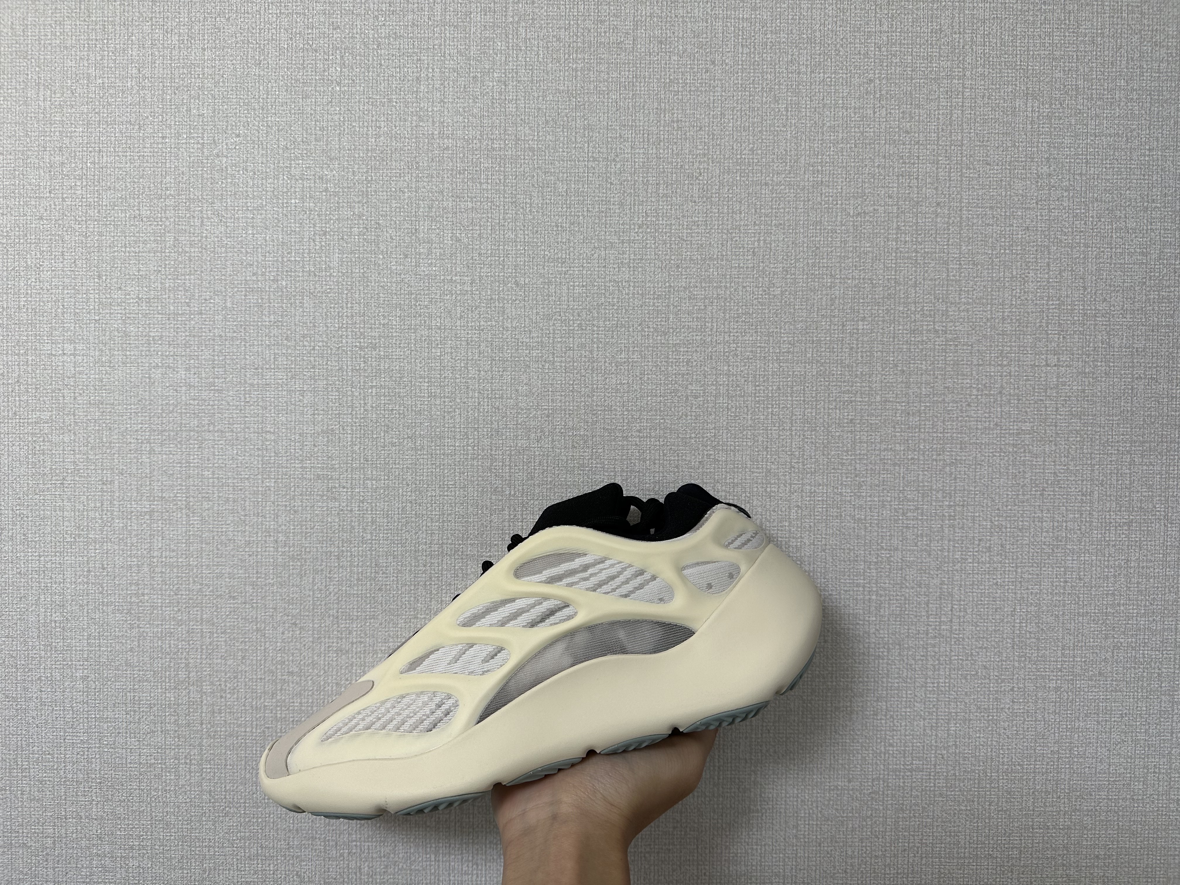 Adidas Yeezy 700 V3 Azael 2022/2023 착용 스타일 - 2