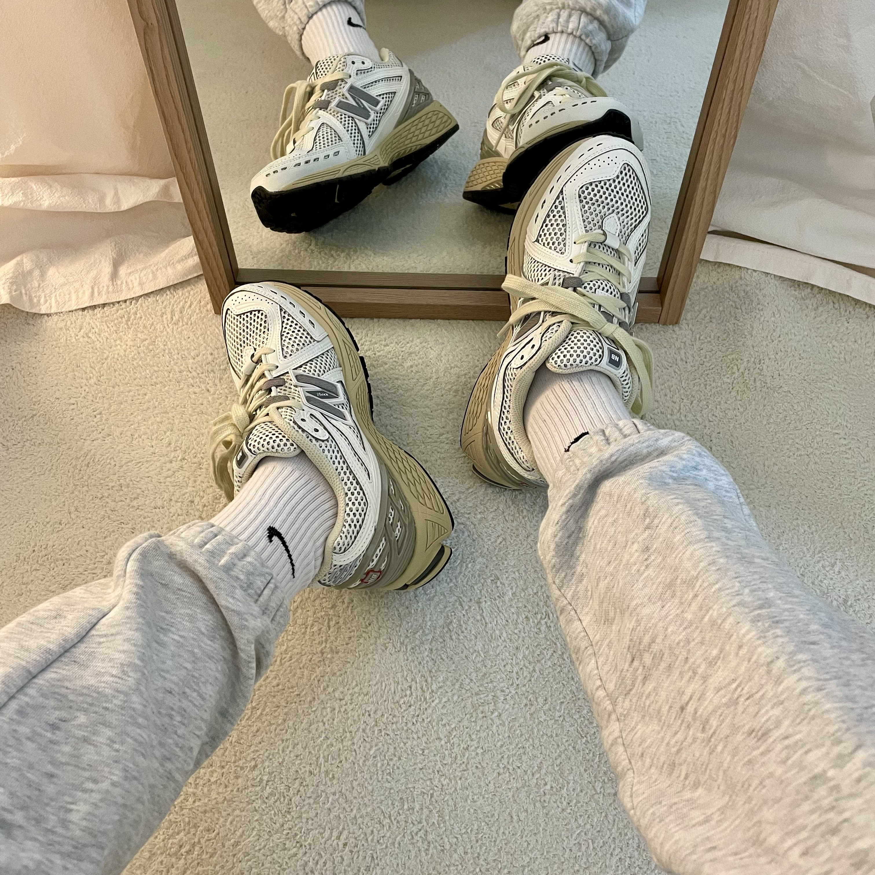 New Balance 1906R White Gray, Nike x Pigalle T-Shirt Black - Asia 착용 스타일 - 1