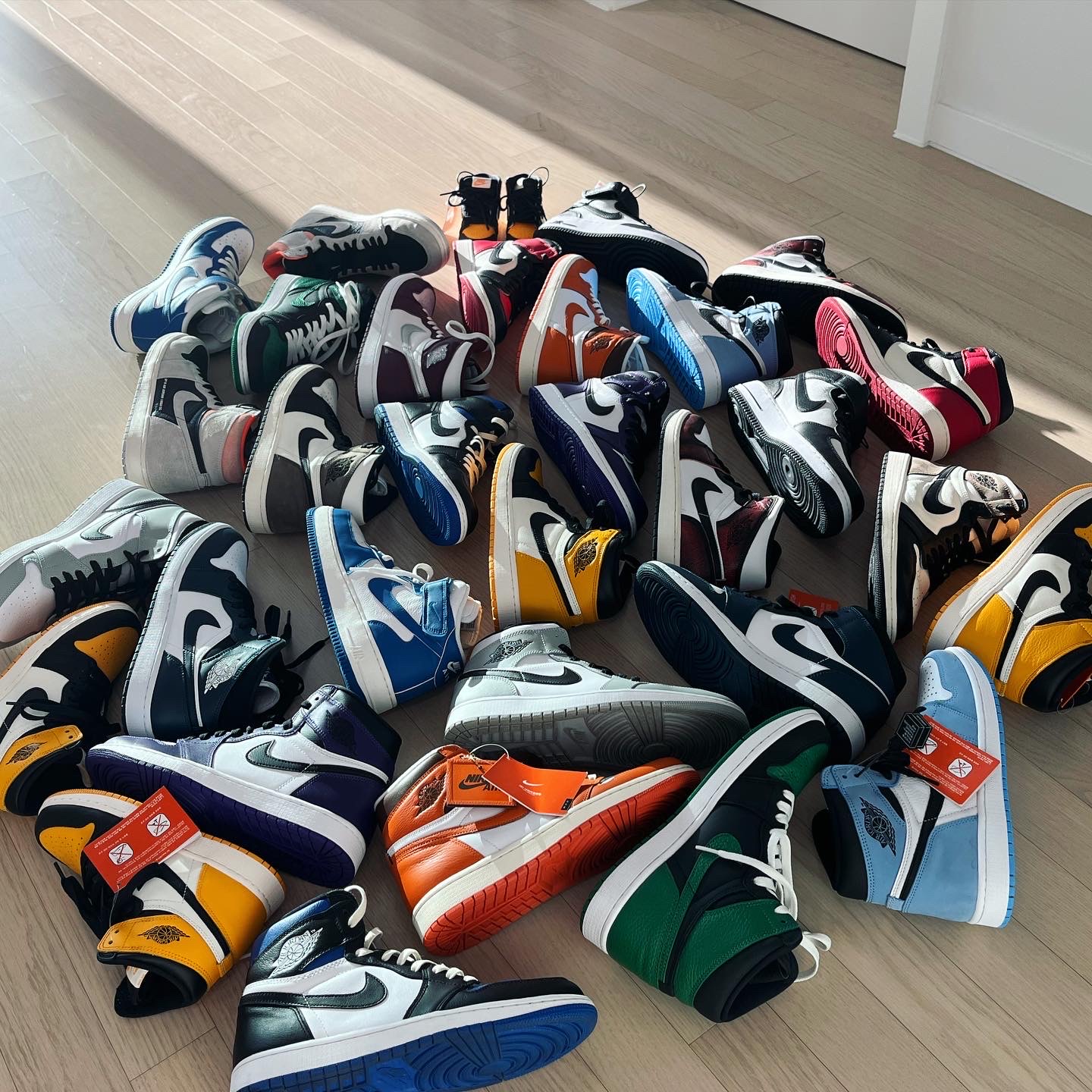 Jordan 1 Retro High OG Royal Toe, Jordan 1 Retro High OG Black Mocha 착용 스타일 - 1