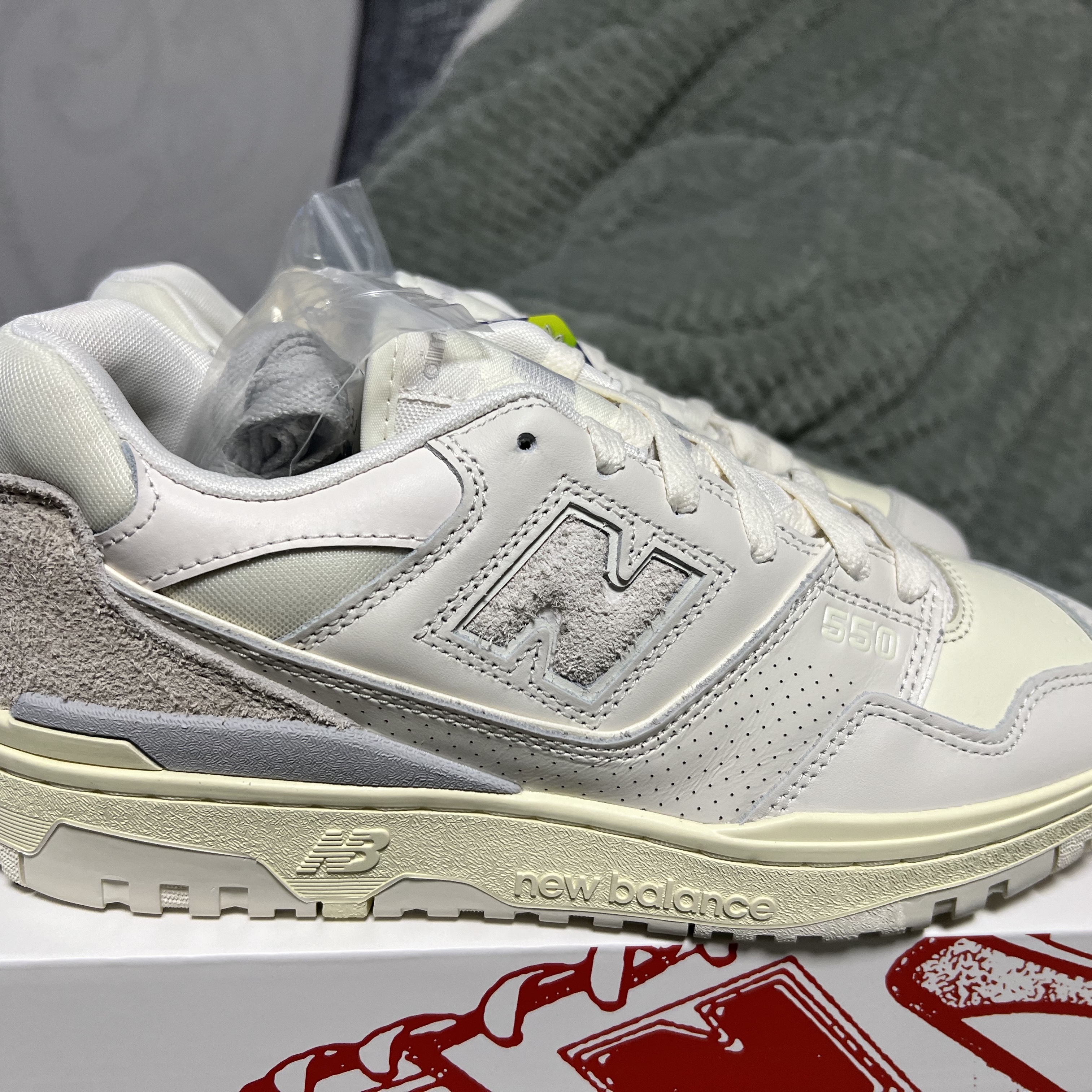 New Balance x Aime Leon Dore 550 White Leather 착용 스타일 - 2