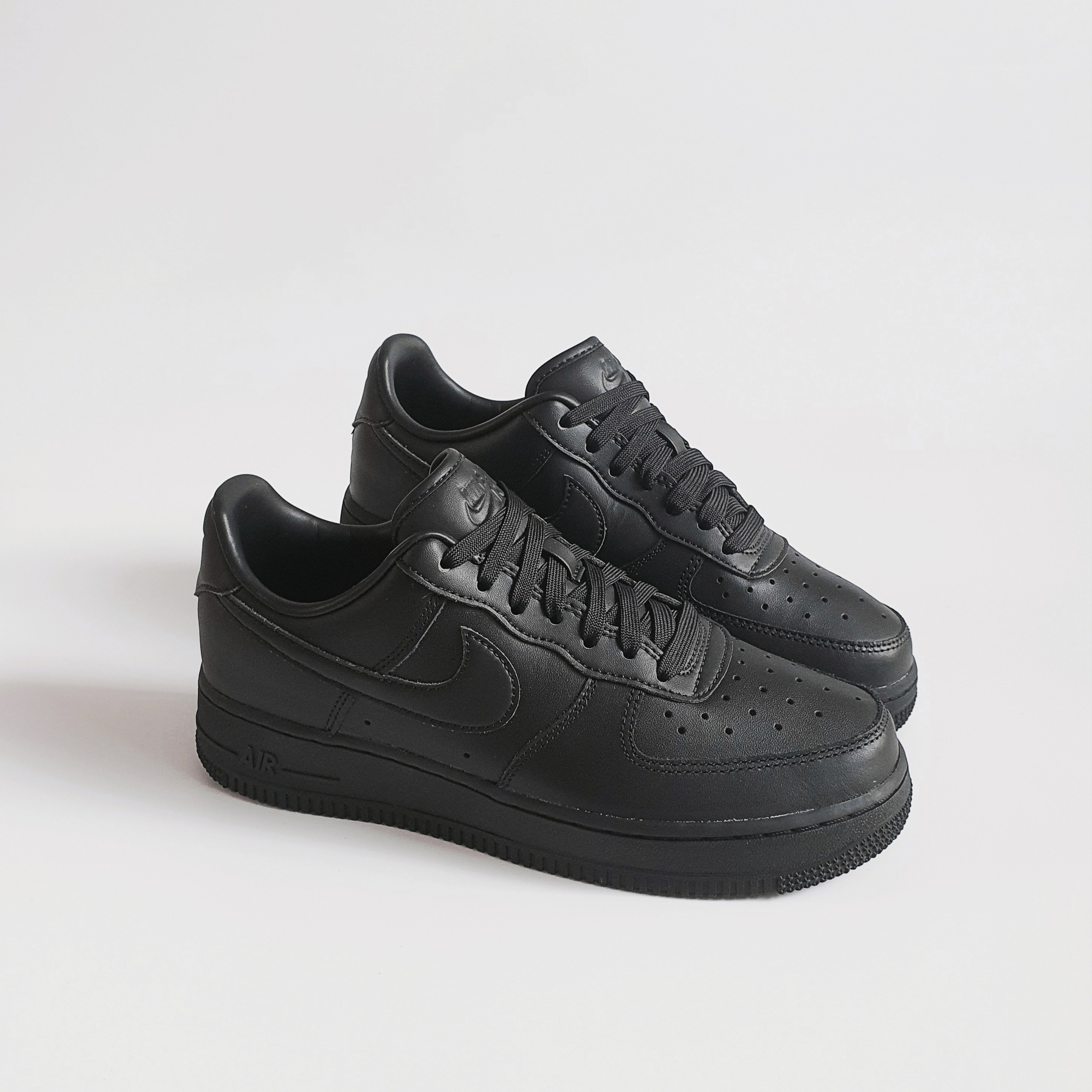 Nike Air Force 1 '07 Fresh Black 착용 스타일 - 1