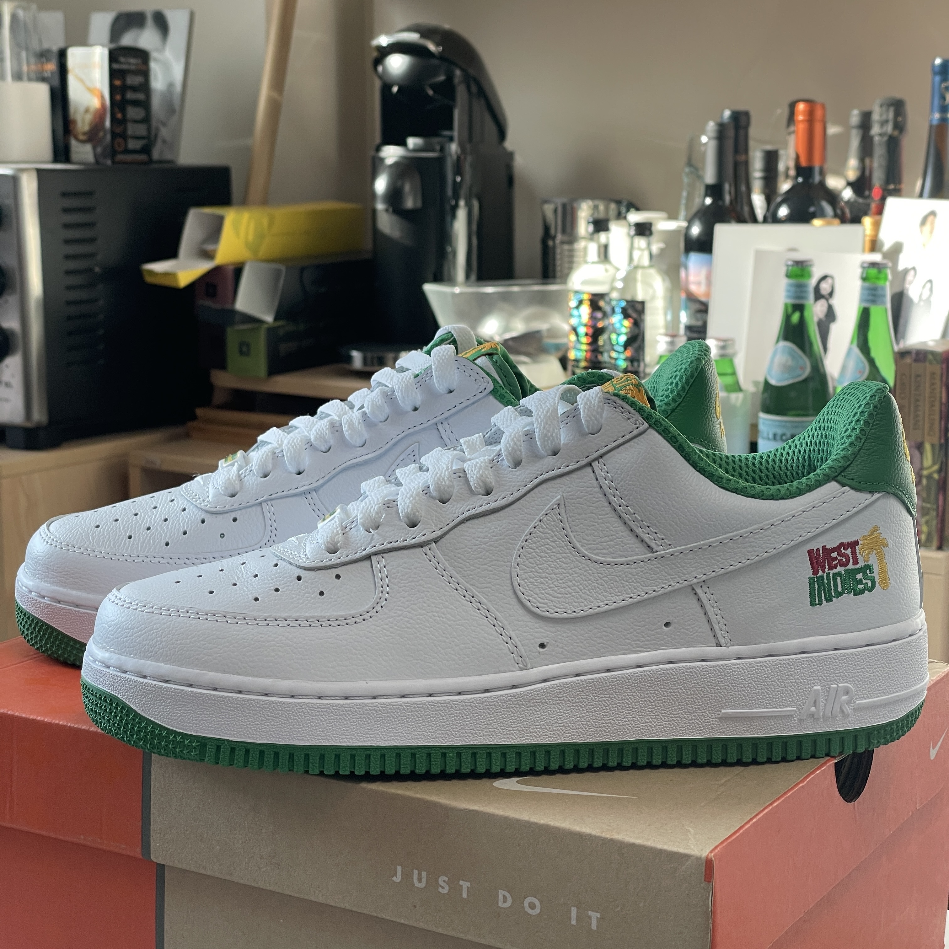 Nike Air Force 1 Low Retro QS West Indies Classic Green 착용 스타일 - 1