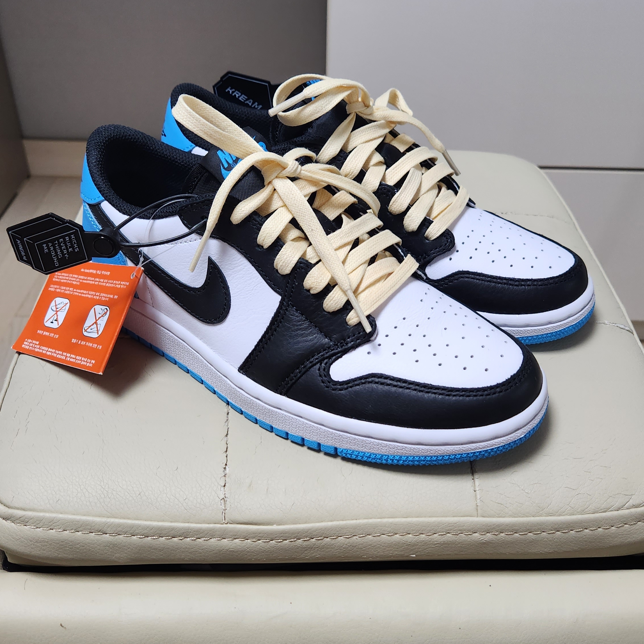 (W) Jordan 1 Retro Low OG Black and Dark Powder Blue 착용 스타일 - 2