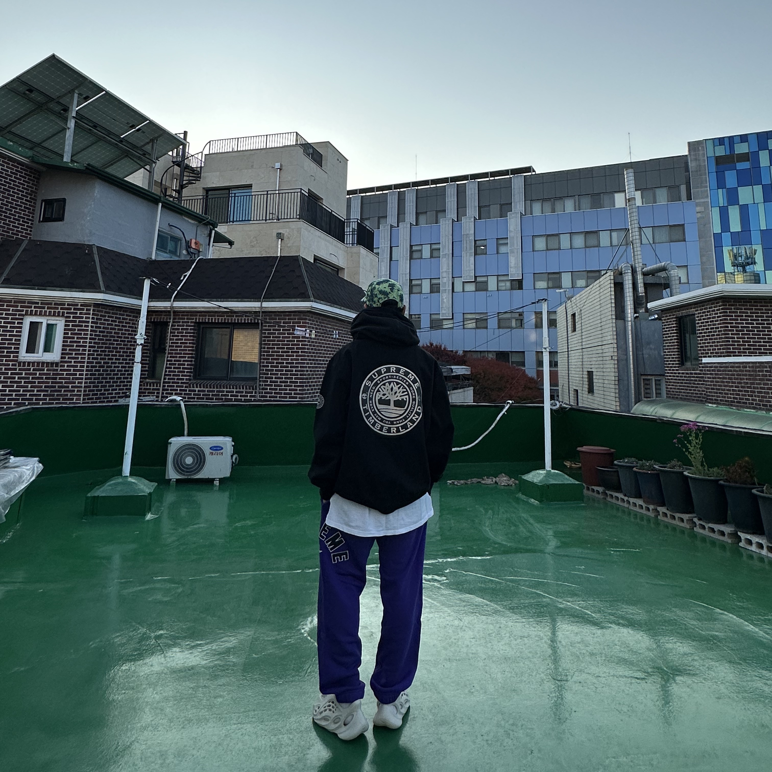 Supreme Denim Camp Cap Dyed Green - 22FW, Supreme x Timberland Hooded Sweatshirt Black - 21FW 착용 스타일 - 2