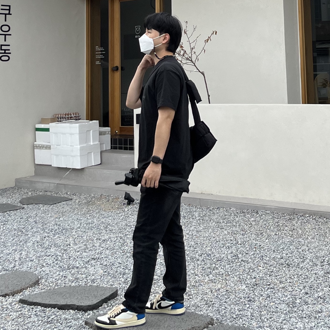 Bottega Veneta Padded Tech Cassette Black, Jordan 1 x Travis Scott x Fragment Retro Low OG SP Military Blue 착용 스타일