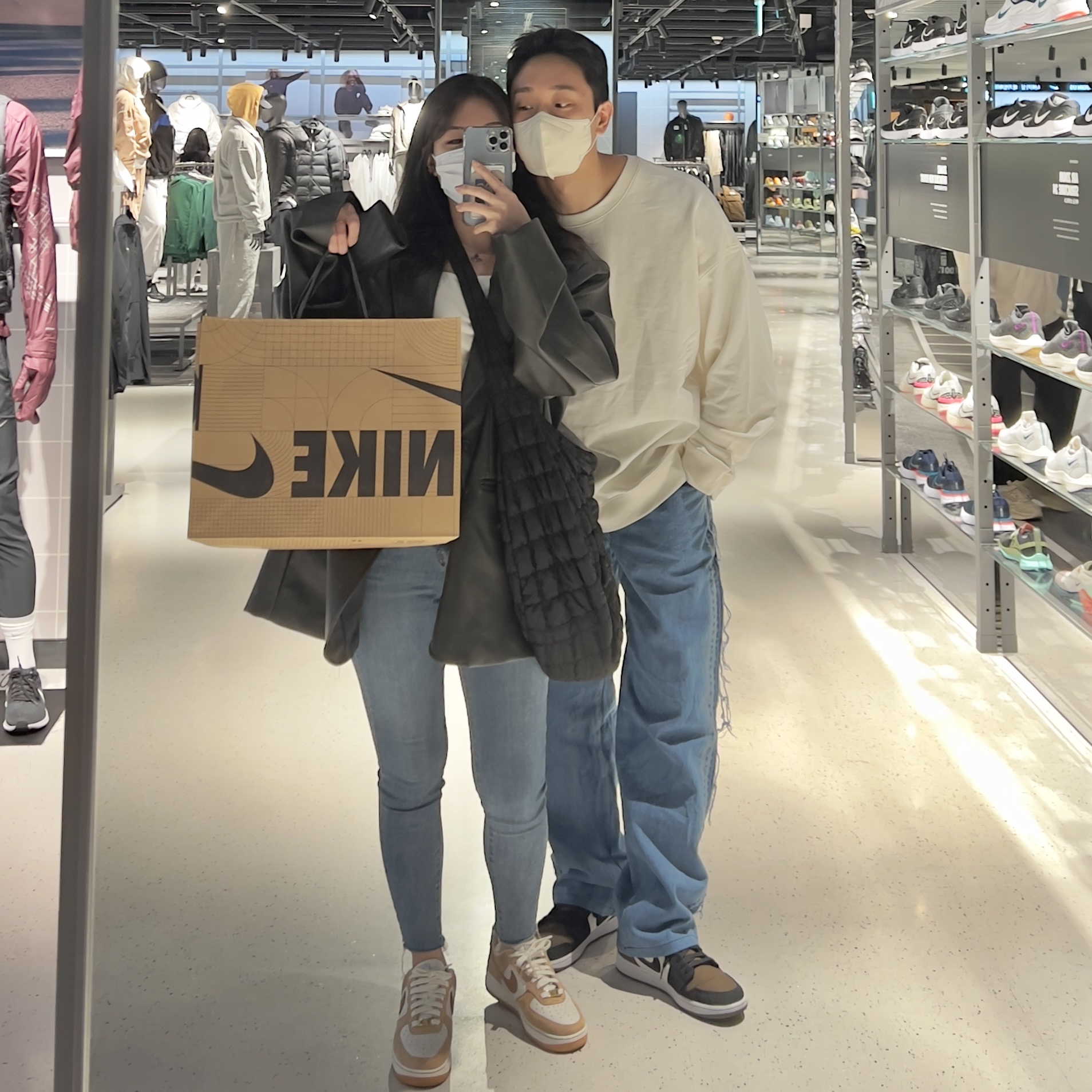 (W) Nike Air Force 1 LXX Flax, (W) Jordan 1 Mid SE Light Olive Black 착용 스타일 - 2