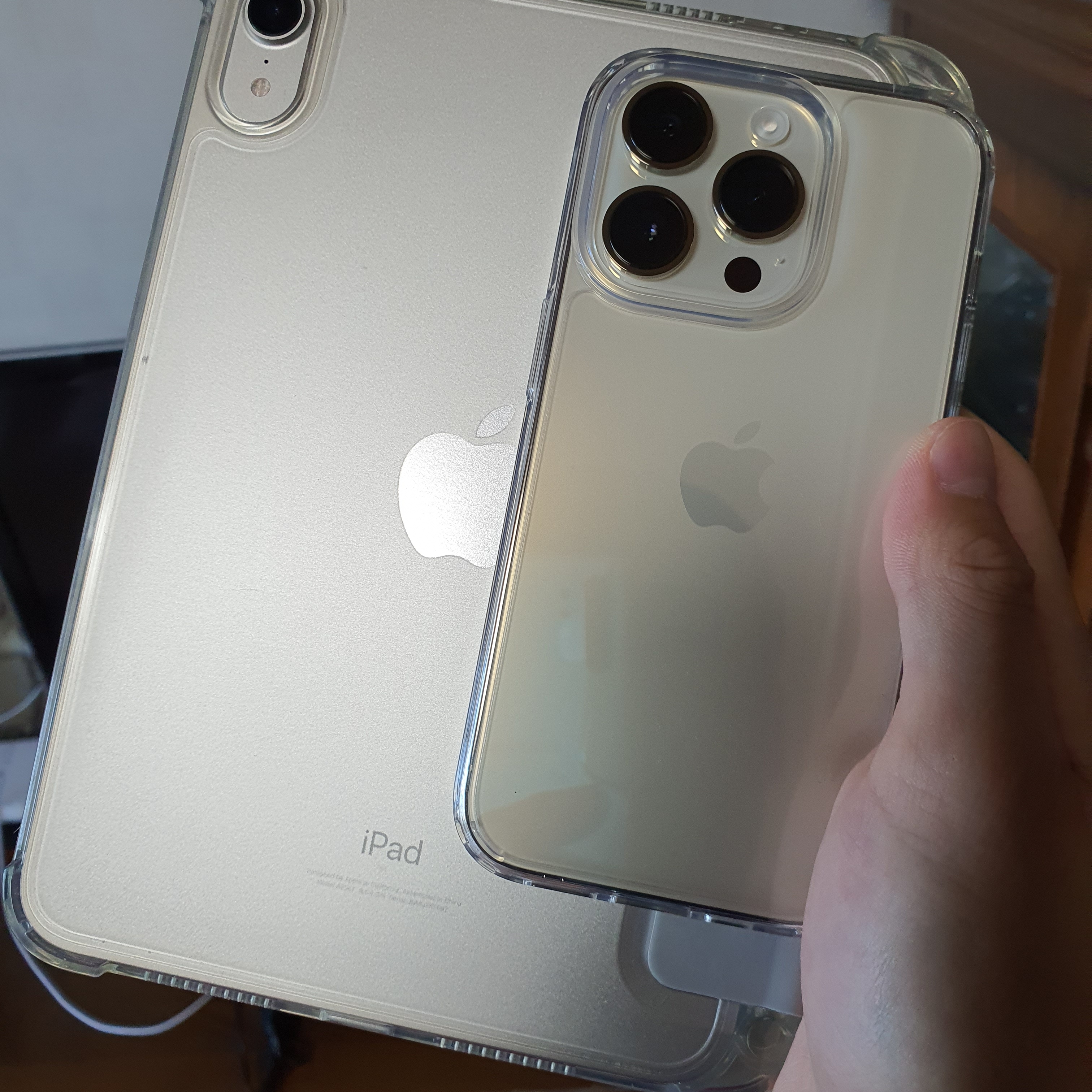Apple iPhone 14 Pro 256GB Gold (Korean Ver.), Apple iPad Mini 6th Gen Wifi 64GB Starlight (Korean Ver.) 착용 스타일 - 2