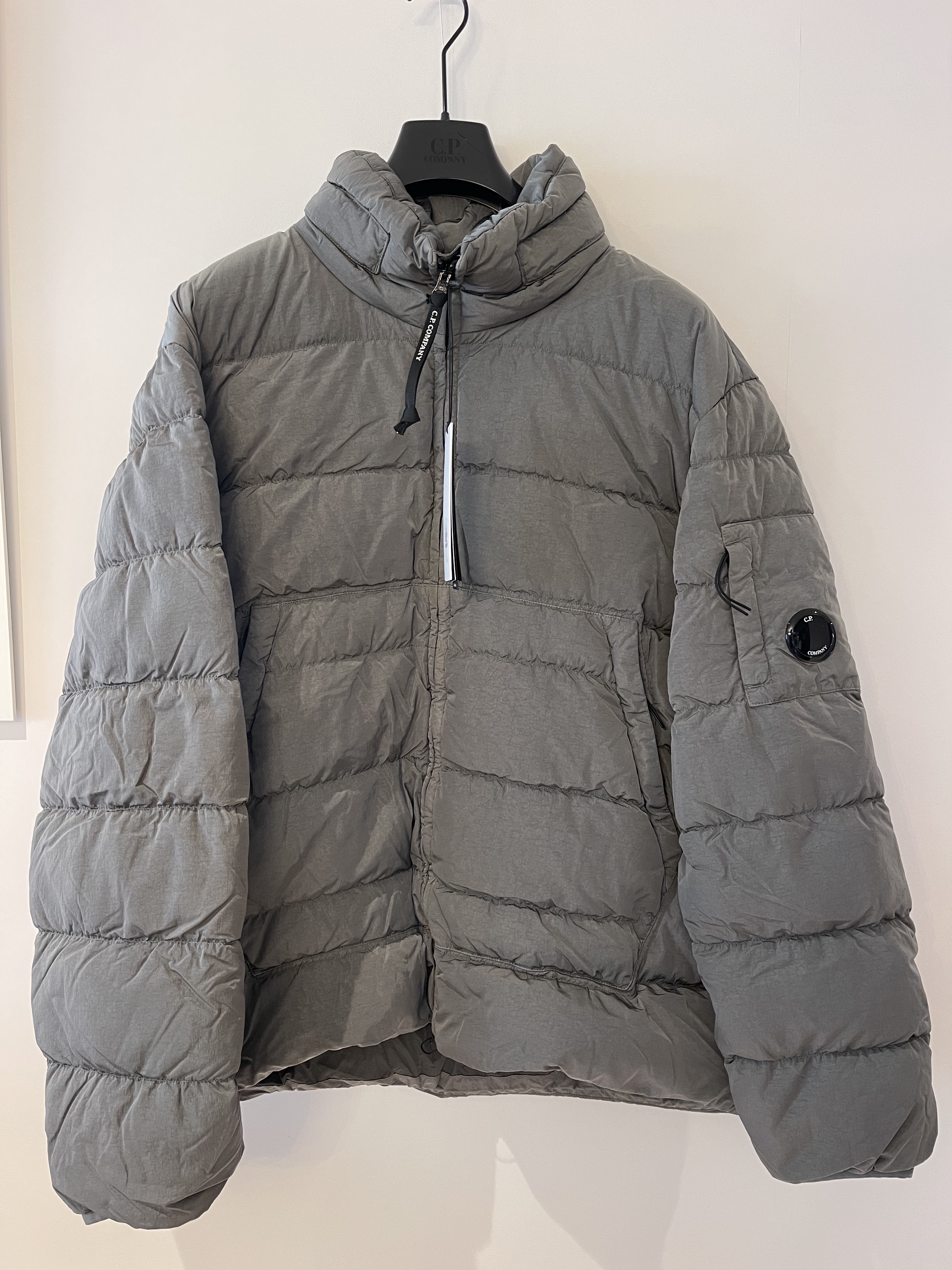 C.P. Company Eco-Chrome R Hooded Down Goggle Jacket Thyme Green - 22FW, C.P. Company Eco-Chrome R Down Jacket Thyme Green - 22FW 착용 스타일 - 1
