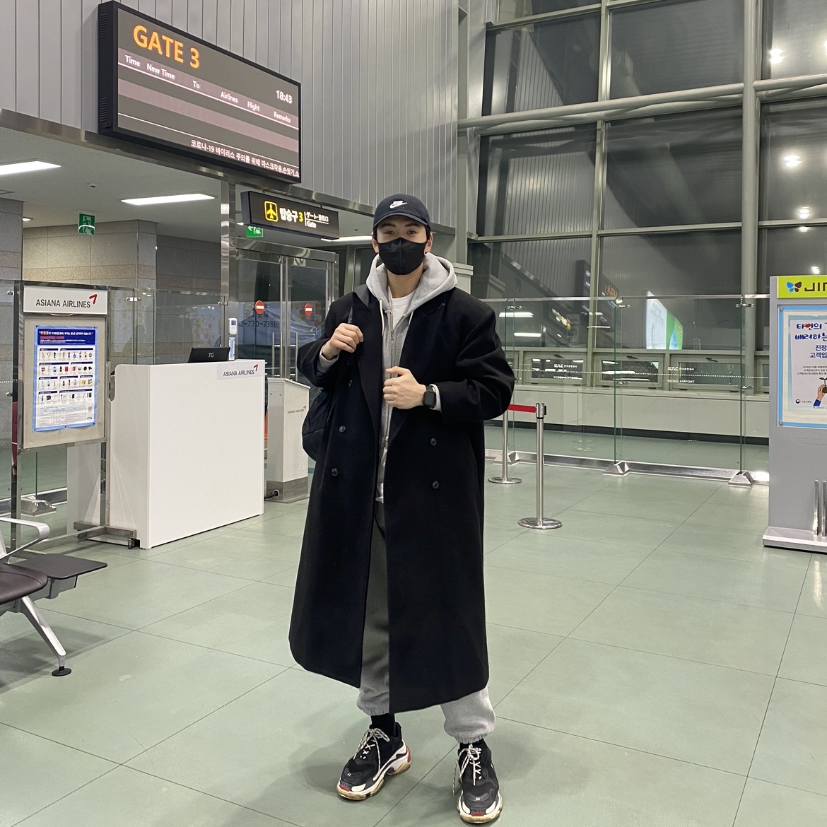 Apple Watch SE 44mm GPS Starlight Aluminum Case with Sport Band Starlight (Korean Ver.), Balenciaga Triple S Sneakers Black Red 2022 착용 스타일 - 1