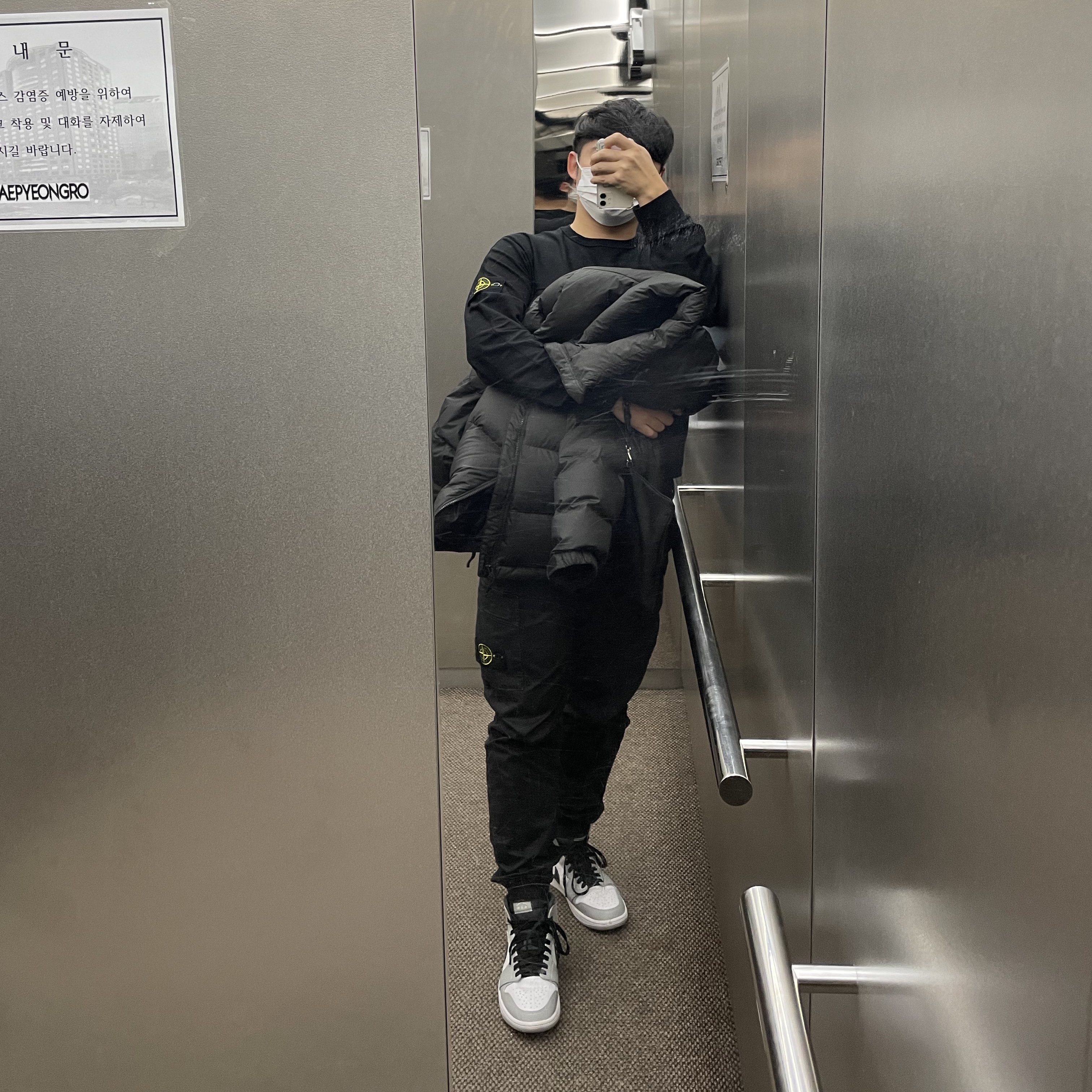 Stone Island 63051 Crewneck Sweatshirt Black - 22SS, Stone Island 31303 Stretch Cotton Tela Paracadute Cargo Pants Black - 22SS 착용 스타일