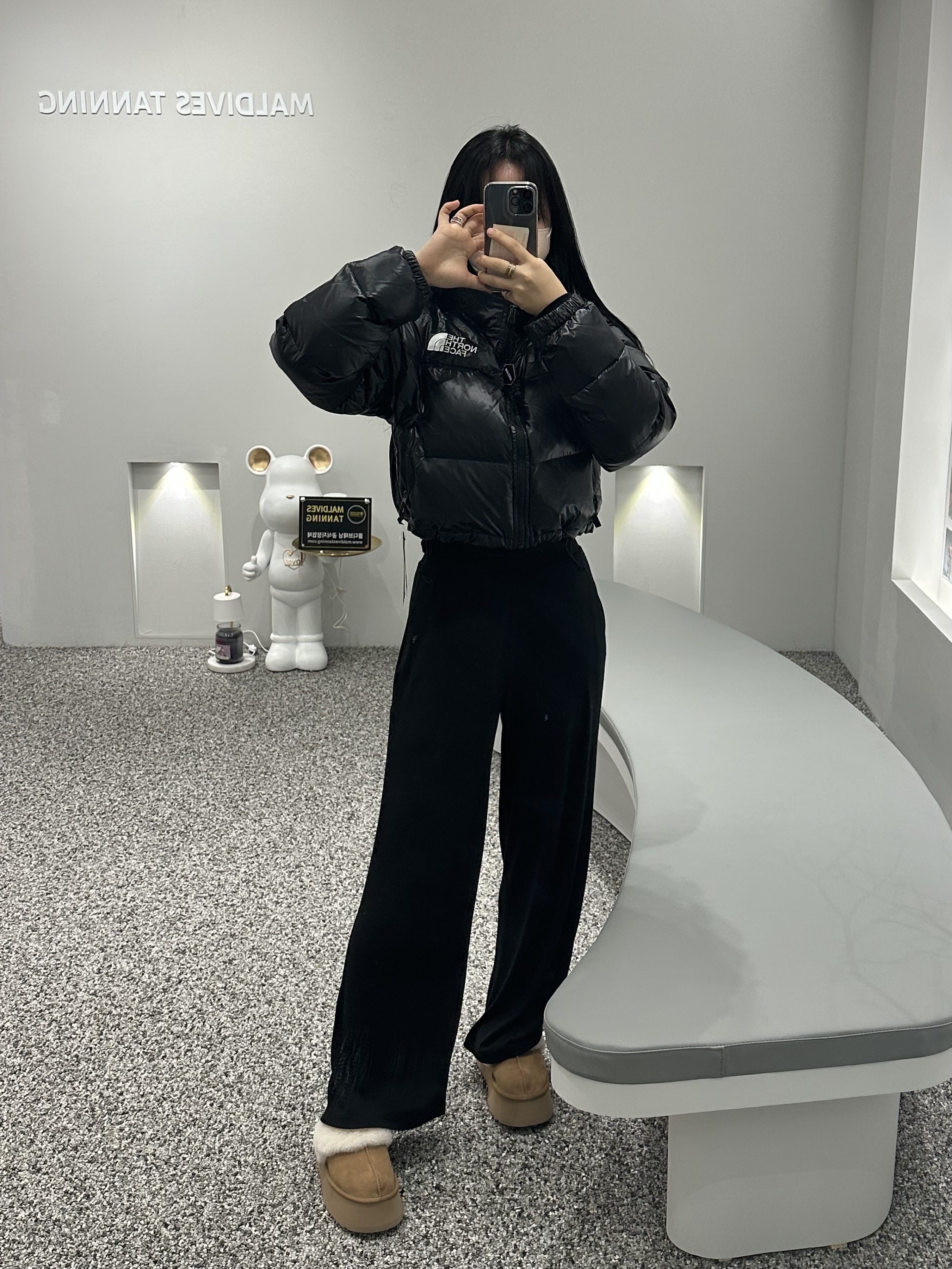 (W) The North Face Nuptse Short Jacket TNF Black, (W) UGG Funkette Slides Chestnut 착용 스타일