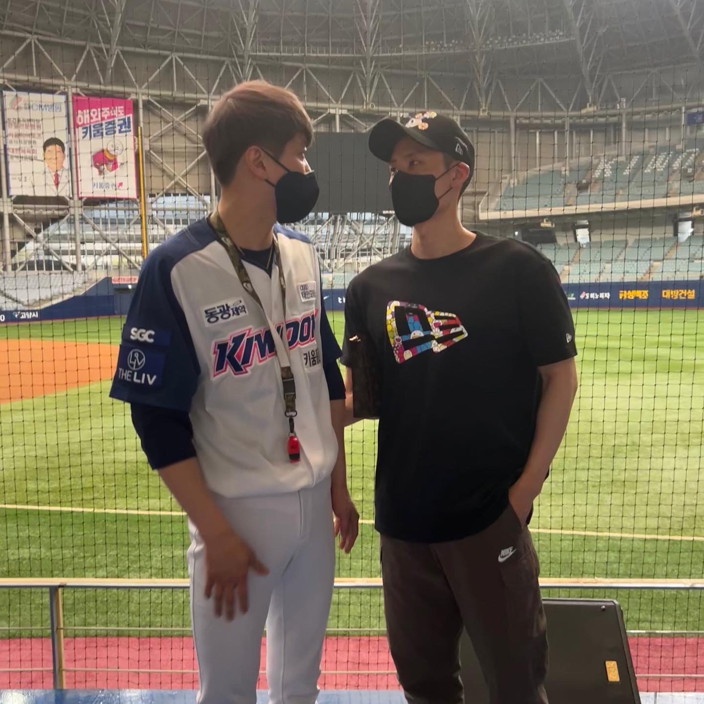 New Era x Murakami Takashi Flag T-Shirt Black 착용 스타일 - 1
