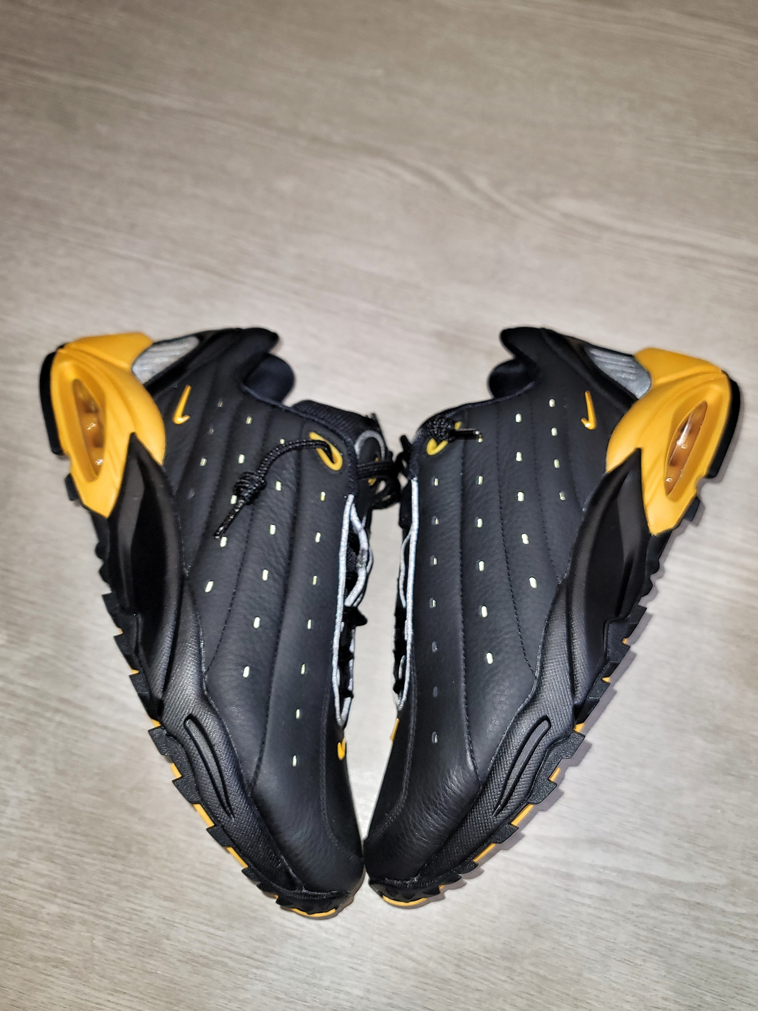 Nike x Drake Nocta Hot Step Air Terra Black and Yellow 착용 스타일 - 2