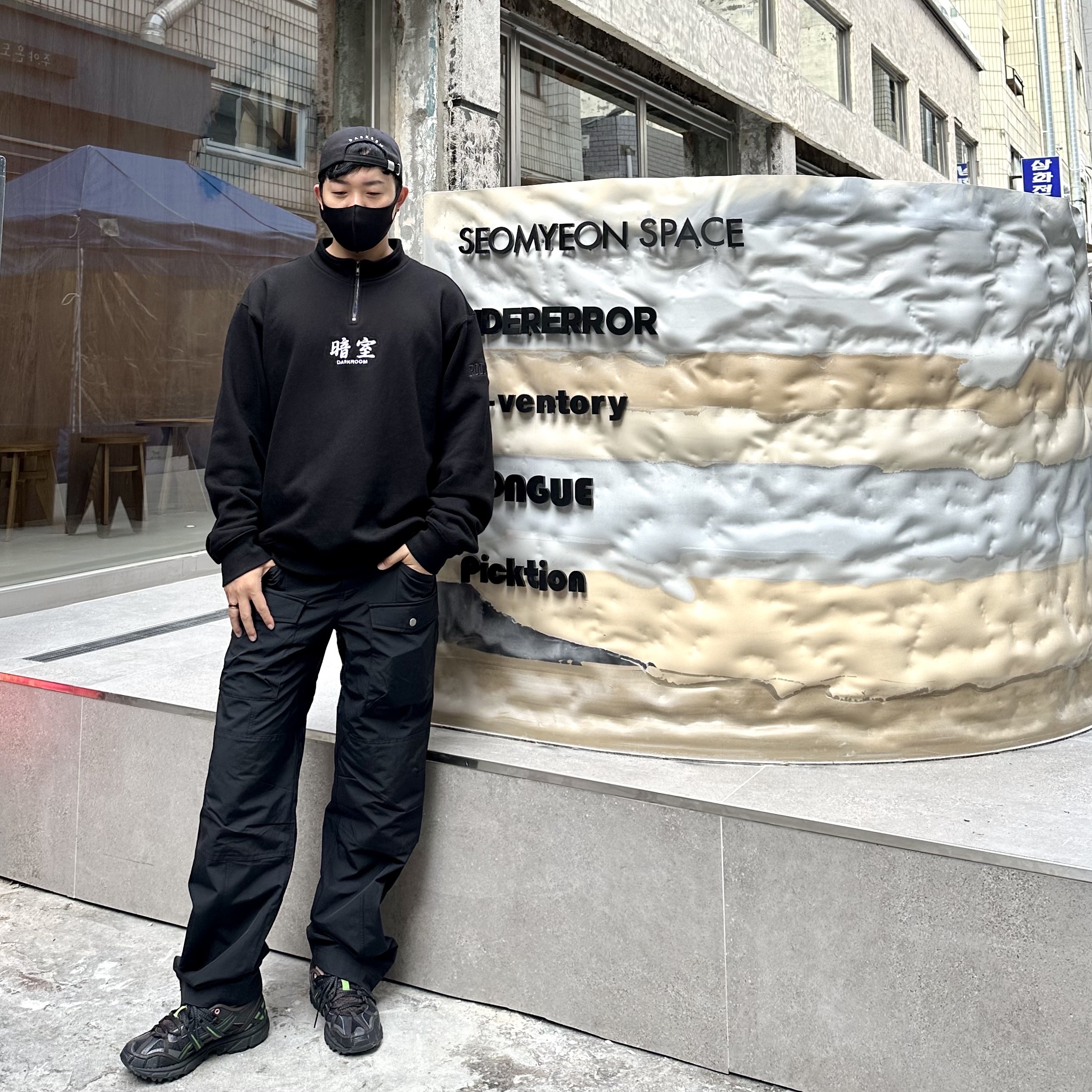Darkr8m Studio Quarter Zip Up Sweatshirt Black, Andersson Bell x Asics Cargo Pants Black 착용 스타일