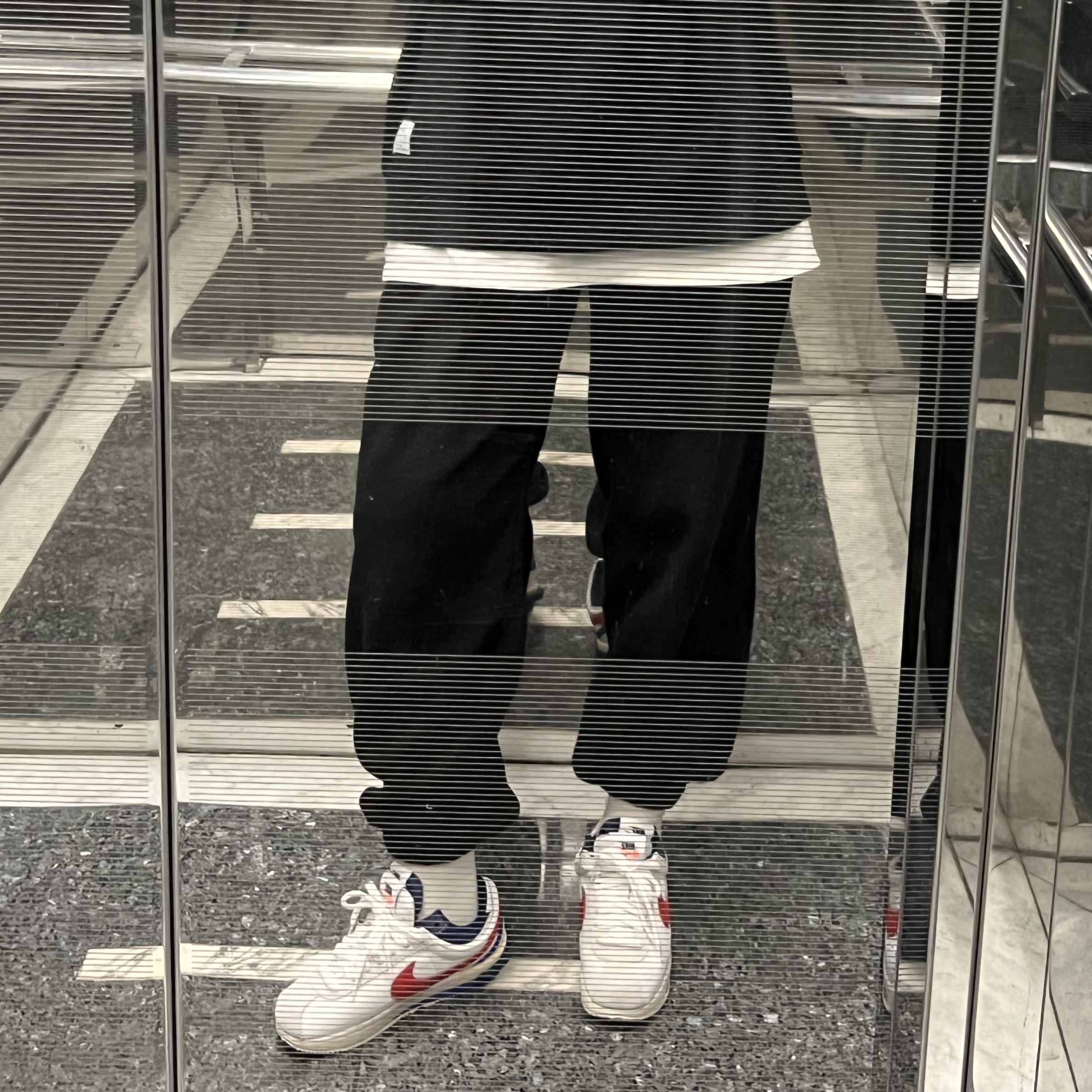 Nike x Sacai Zoom Cortez SP White and University Red 착용 스타일 - 2