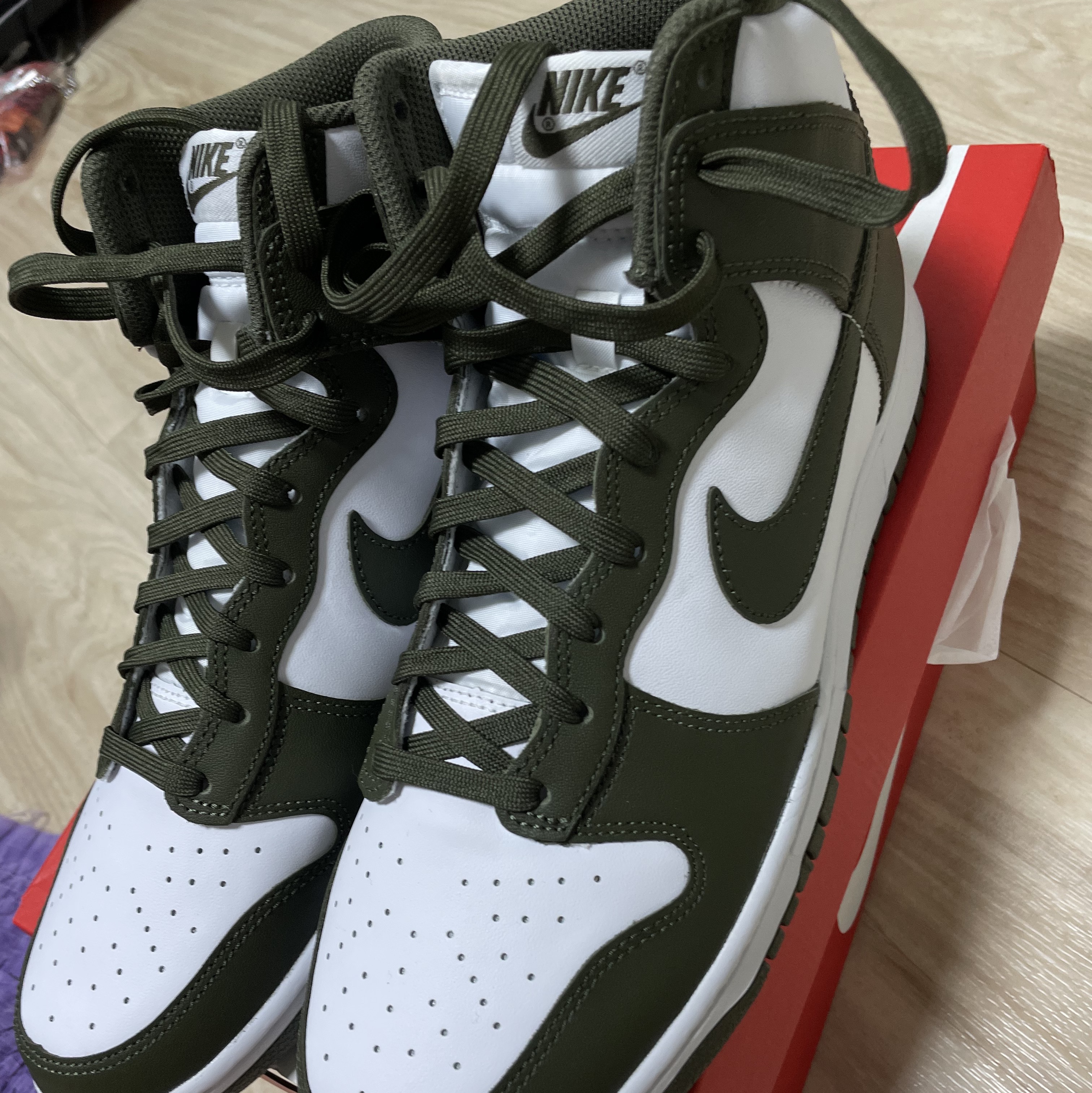 Nike Dunk High Retro Championship Khaki 착용 스타일