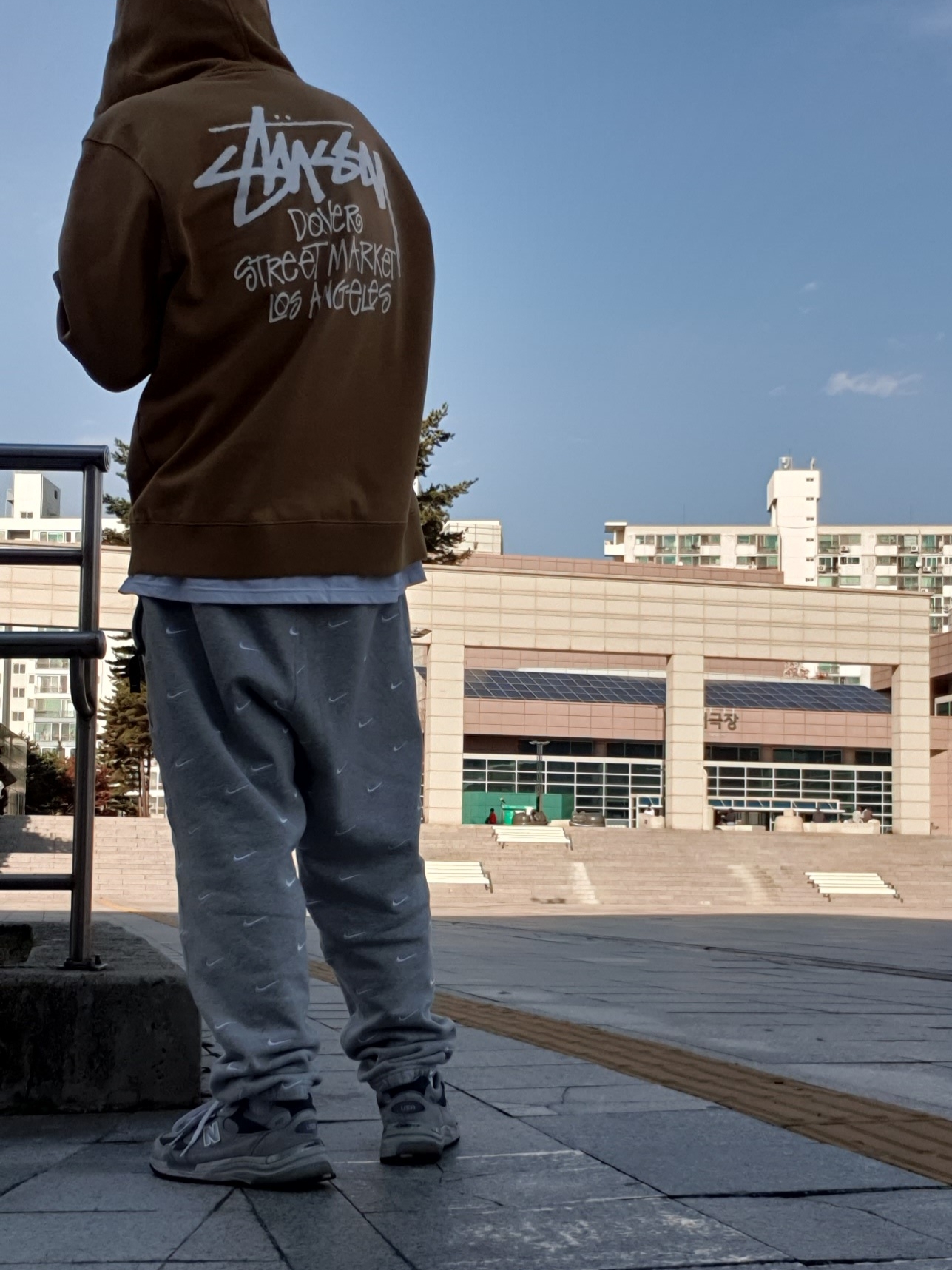 Stussy Stock DSM Los Angeles Zip Hoodie Khaki 2021, Nike NRG Swoosh Logo Pants Grey Heather 착용 스타일 - 2