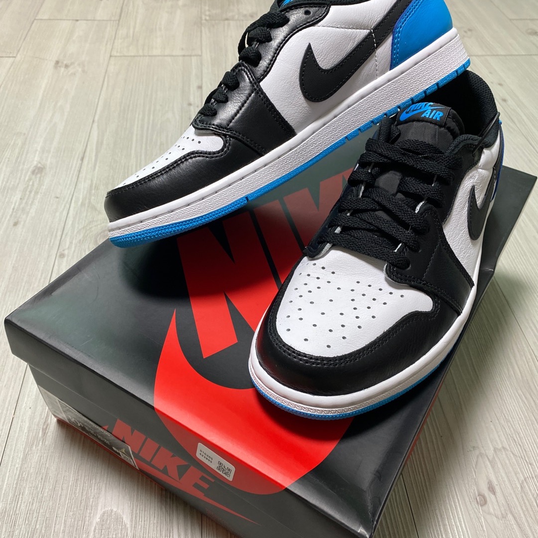 Jordan 1 Retro Low OG Black and Dark Powder Blue, Nike Air Force 1 '07 Low White 착용 스타일 - 1