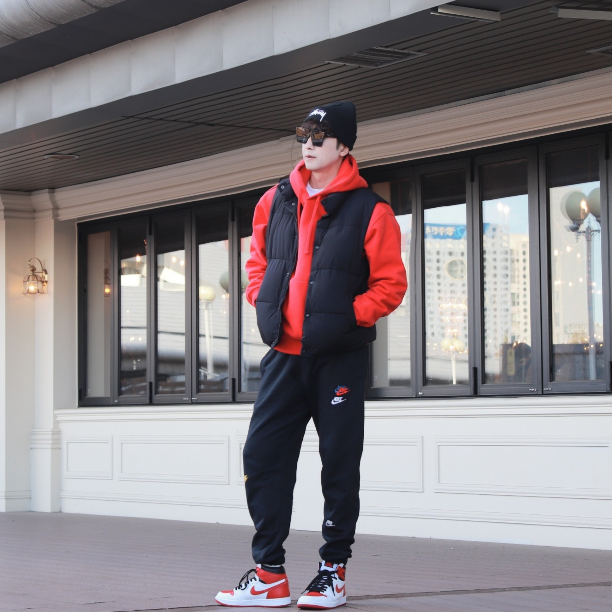 Stussy Big Stock Cuff Beanie Black, Stussy Beach Roots Hoodie Red 착용 스타일 - 3