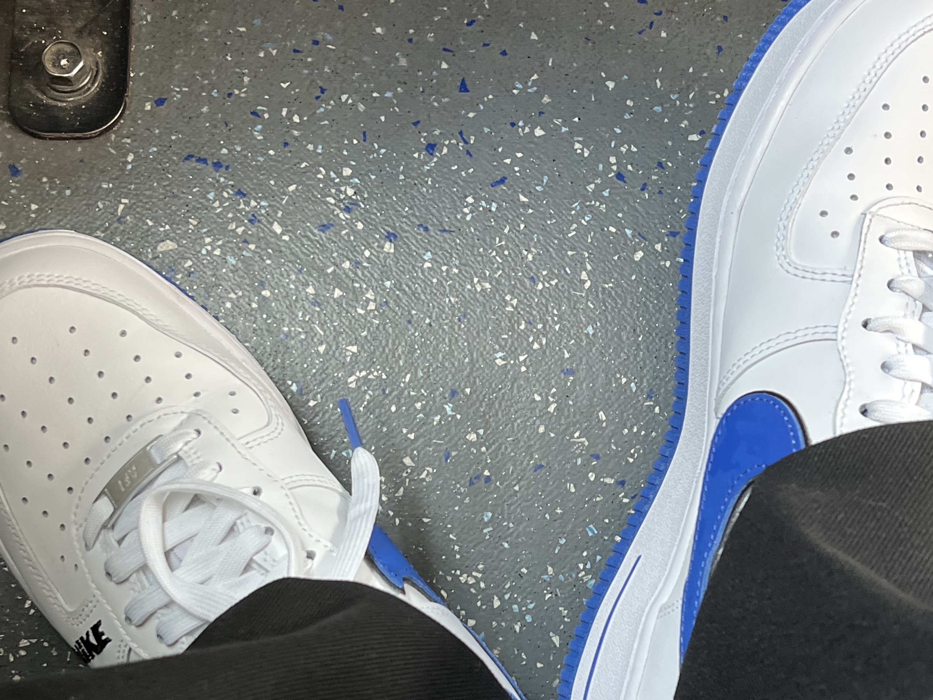 Nike Air Force 1 '07 LV8 White Game Royal 착용 스타일 - 1