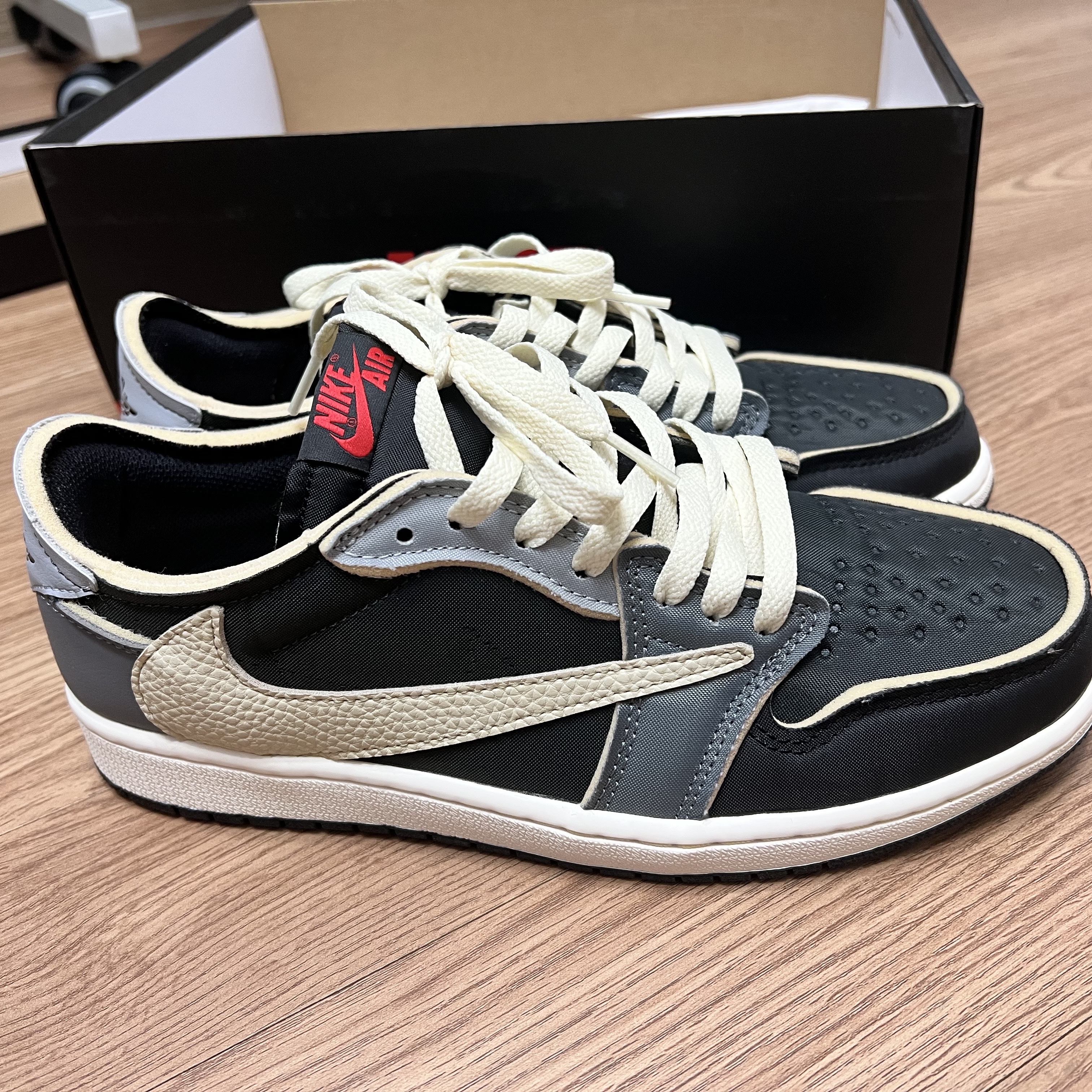 Jordan 1 Retro Low OG EX Black and Smoke Grey 착용 스타일 - 1