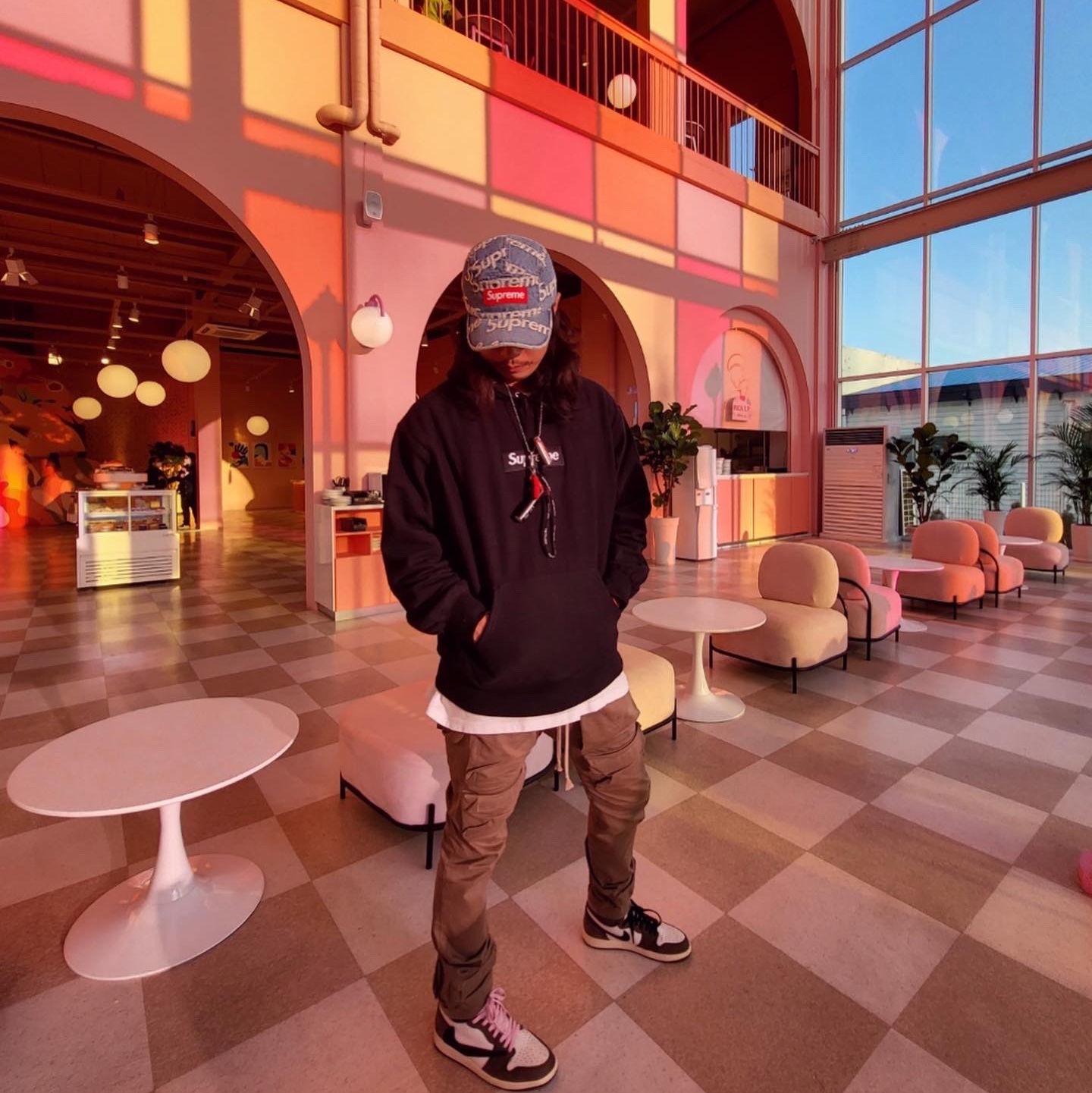 Supreme Frayed Logos Denim Camp Cap Blue - 21SS, Supreme Box Logo Hooded Sweatshirt Black - 21FW 착용 스타일 - 4