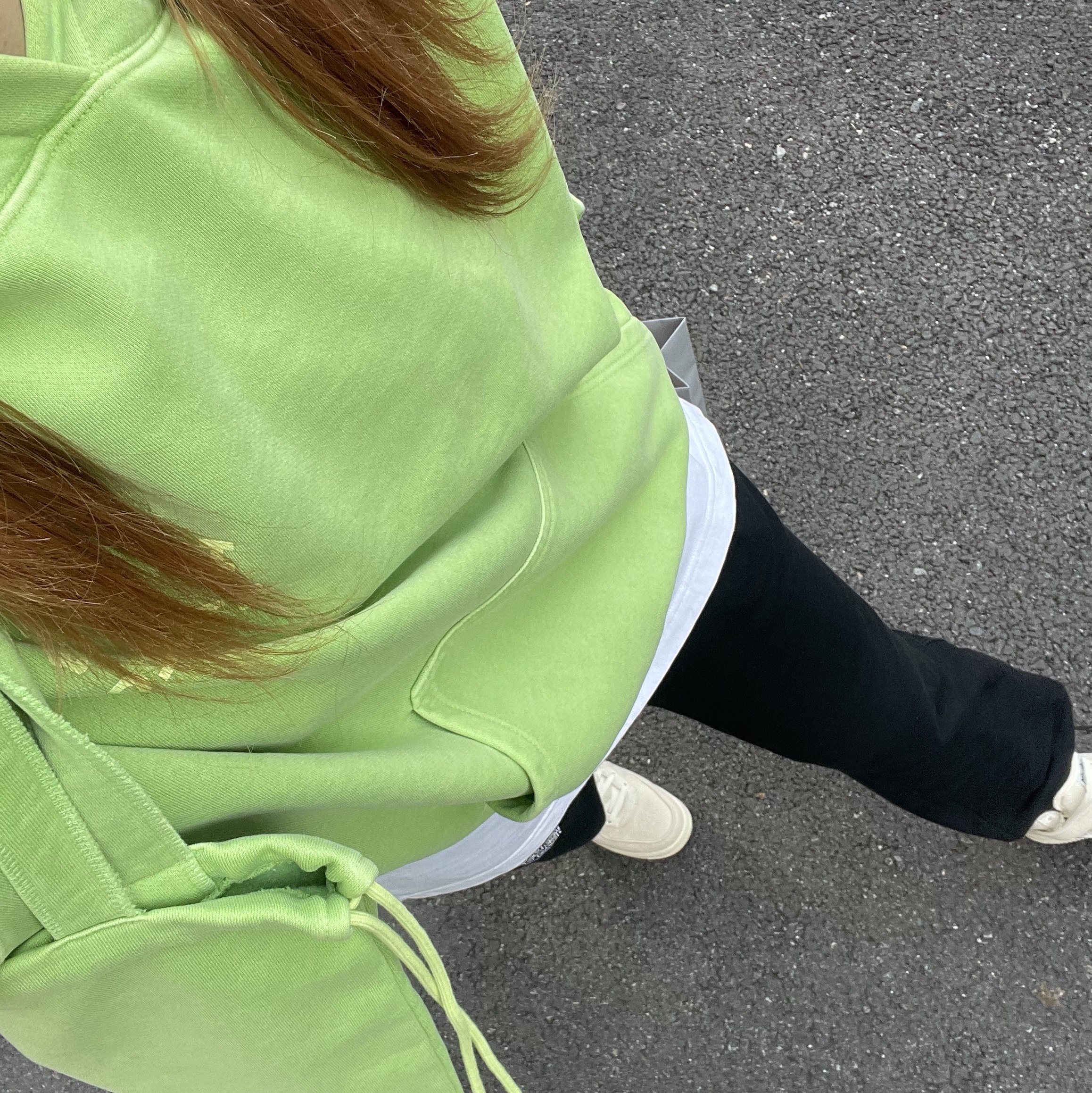 (W) Jordan 1 Retro High OG Lucky Green, IAB Studio Pigment Hoodie & Sack Apple Green 착용 스타일 - 2