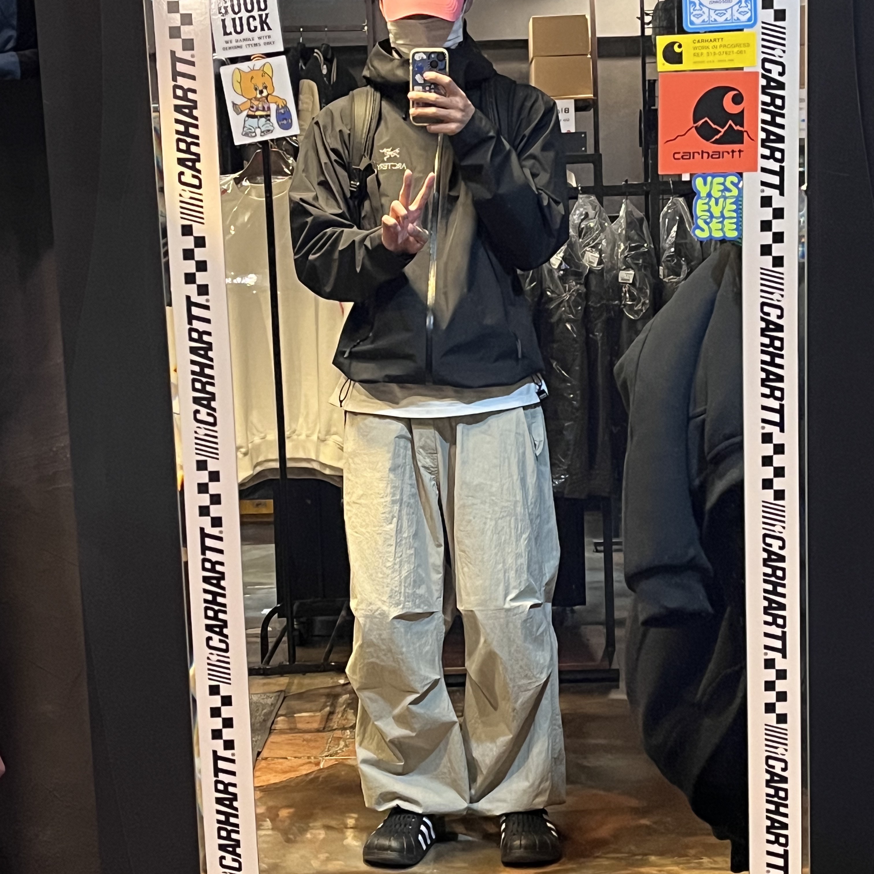 Adidas Adilette Clog Black White, Arc'teryx Beta LT Jacket Black 착용 스타일