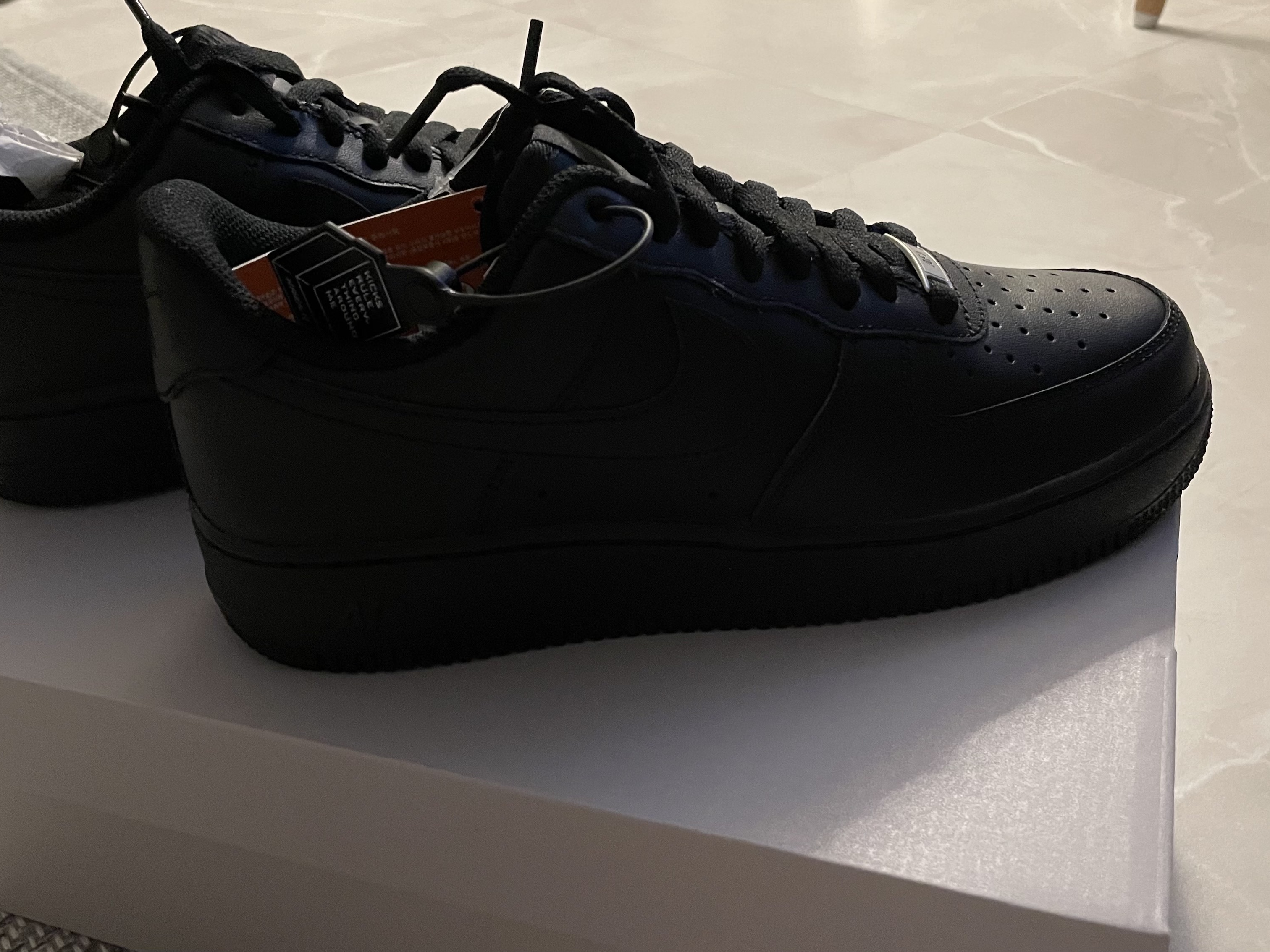 Nike Air Force 1 '07 Low Triple Black 착용 스타일