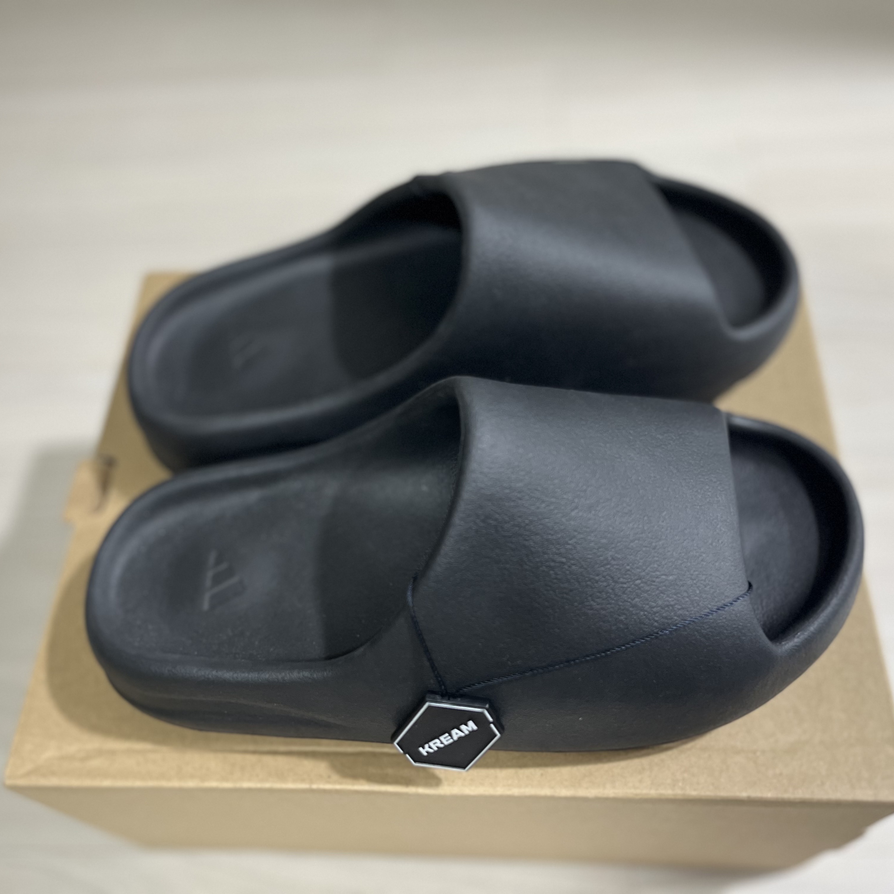 Adidas Yeezy Slide Onyx 착용 스타일