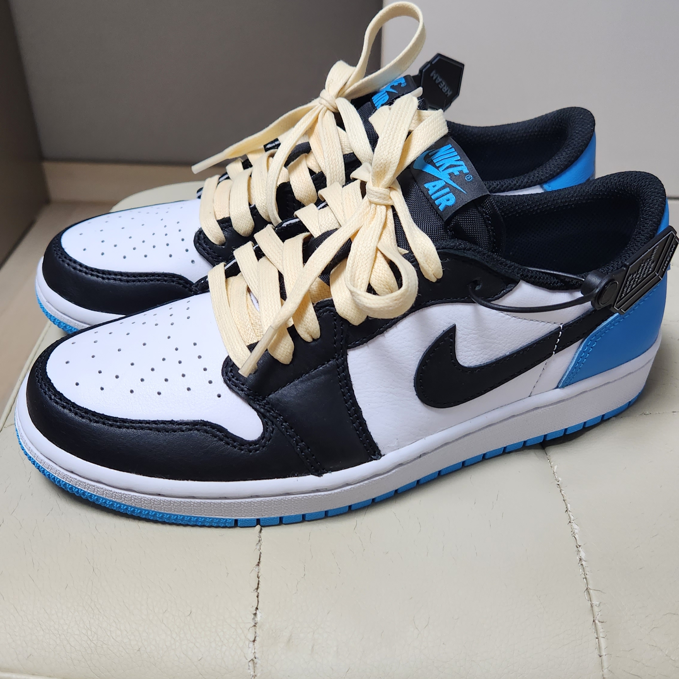 (W) Jordan 1 Retro Low OG Black and Dark Powder Blue 착용 스타일 - 1