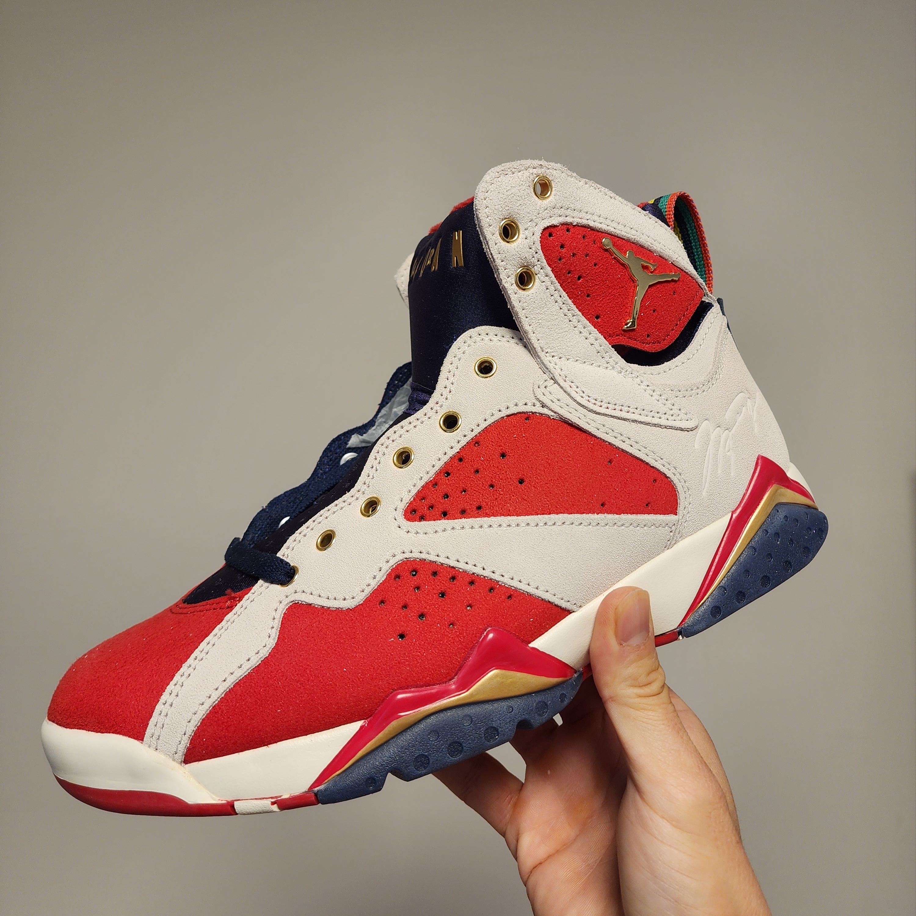 Jordan 7 x Trophy Room Retro SP True Red and Obsidian 착용 스타일 - 1