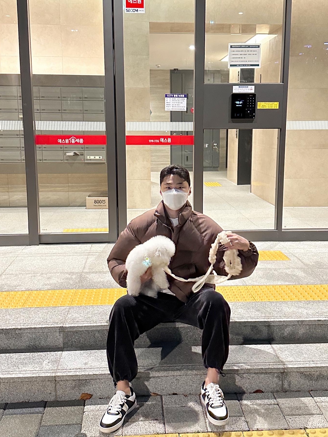 Celine CT-04 Trainer Low Lace-Up Sneakers in Calfskin Optic White, Celine CT-04 Low Lace Up Calfskin Sneakers Optic White Black 착용 스타일 - 1