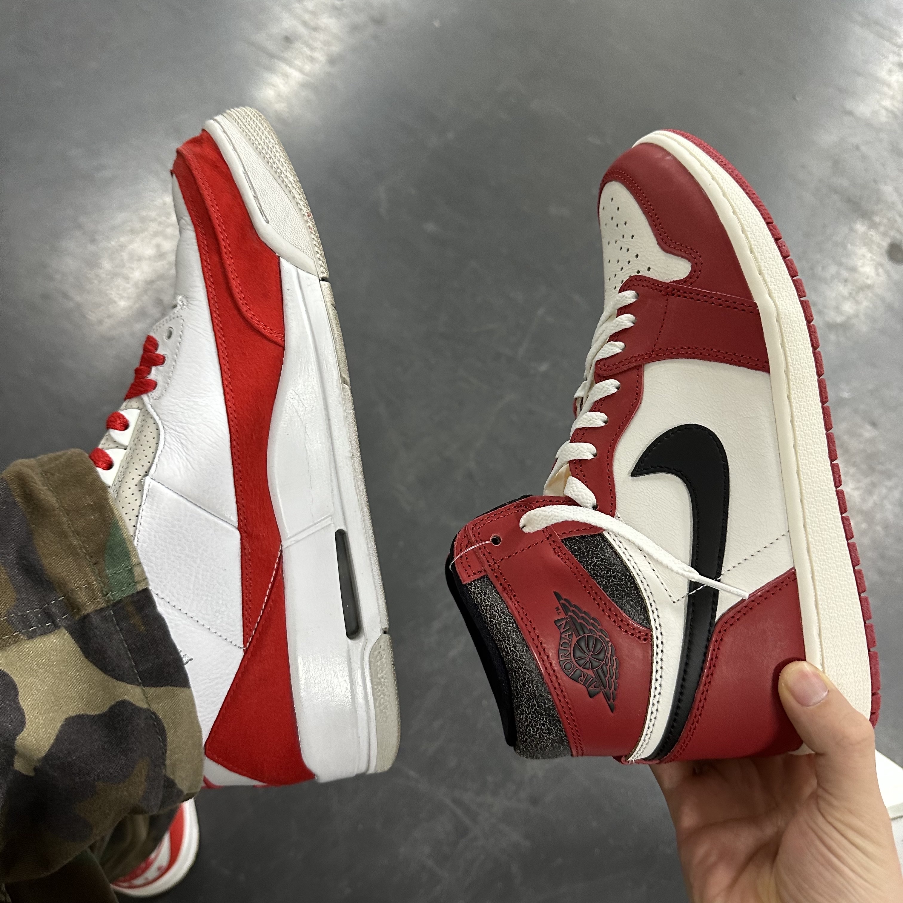 Jordan 1 Retro High OG Chicago 2022, Jordan 3 Retro Tinker White University Red 착용 스타일 - 4