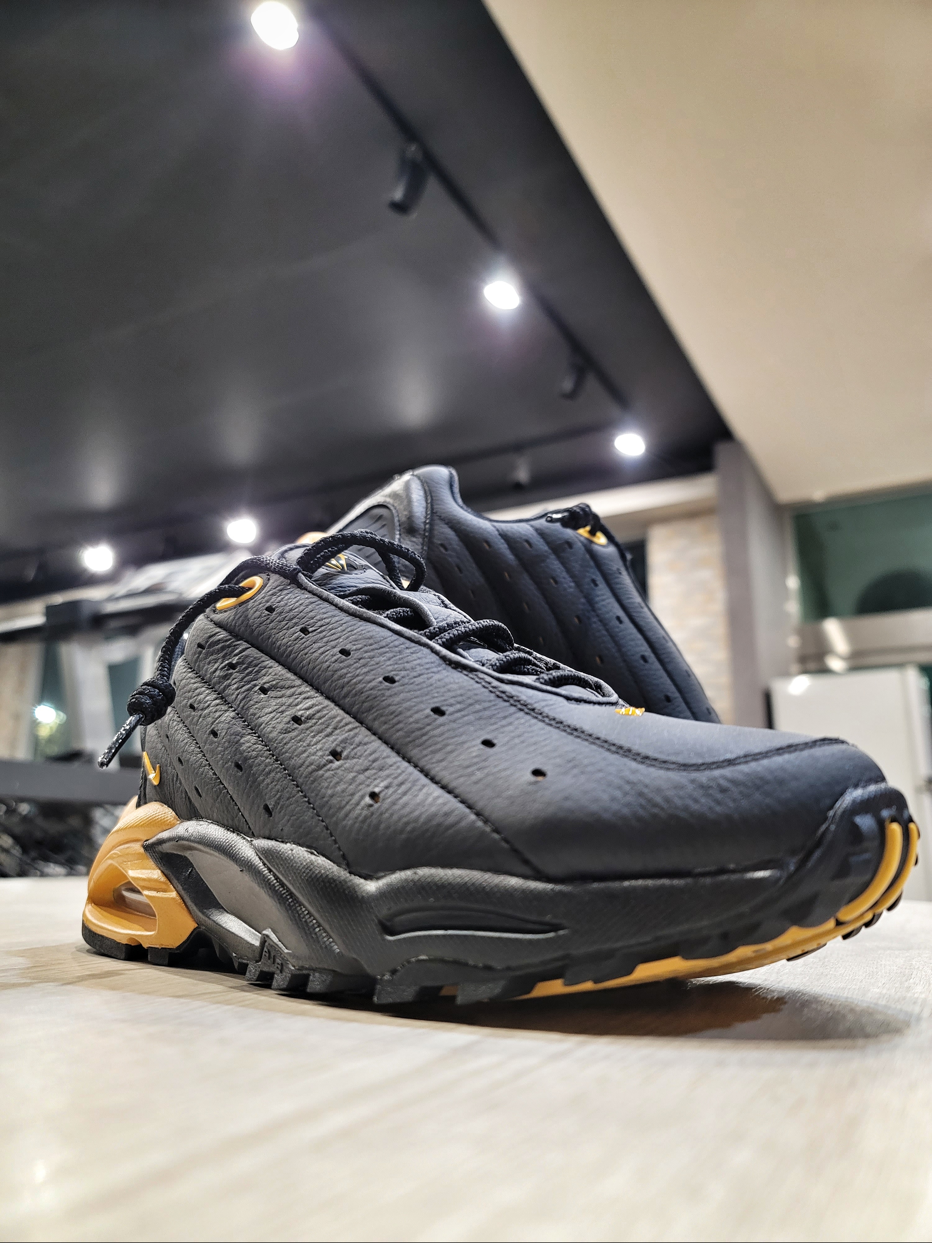 Nike x Drake Nocta Hot Step Air Terra Black and Yellow 착용 스타일 - 1