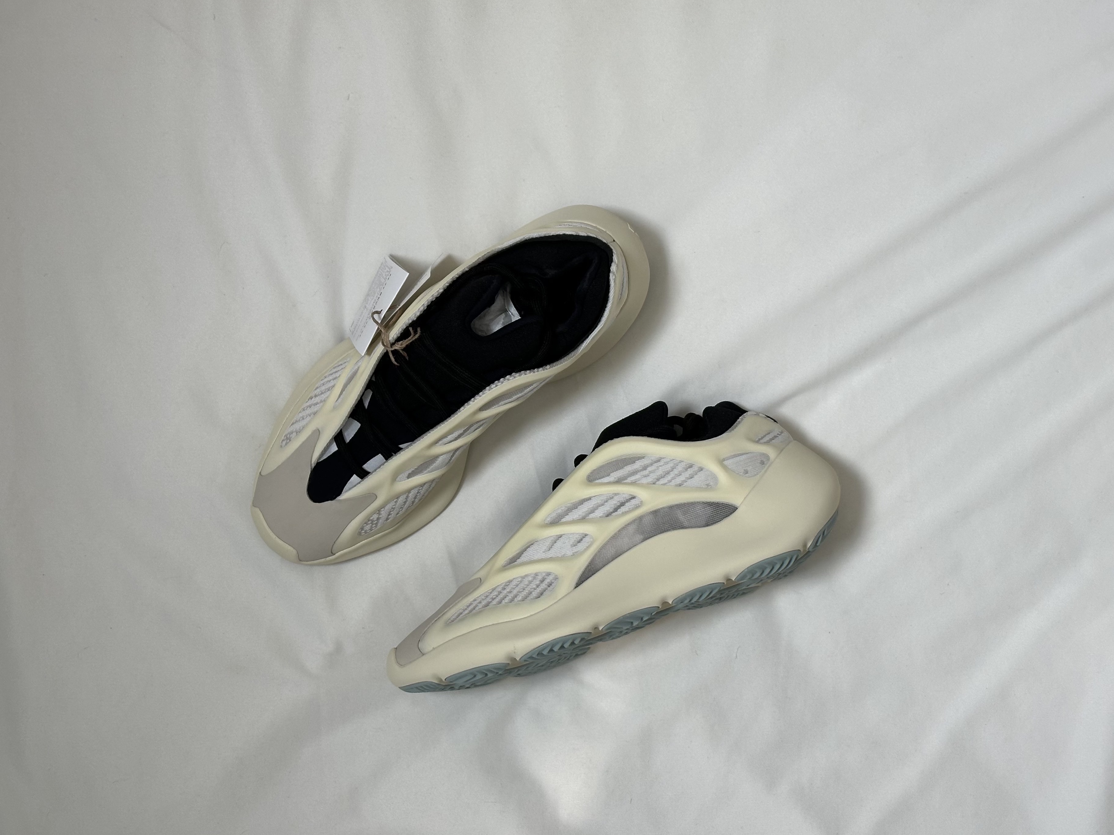 Adidas Yeezy 700 V3 Azael 2022/2023 착용 스타일 - 1