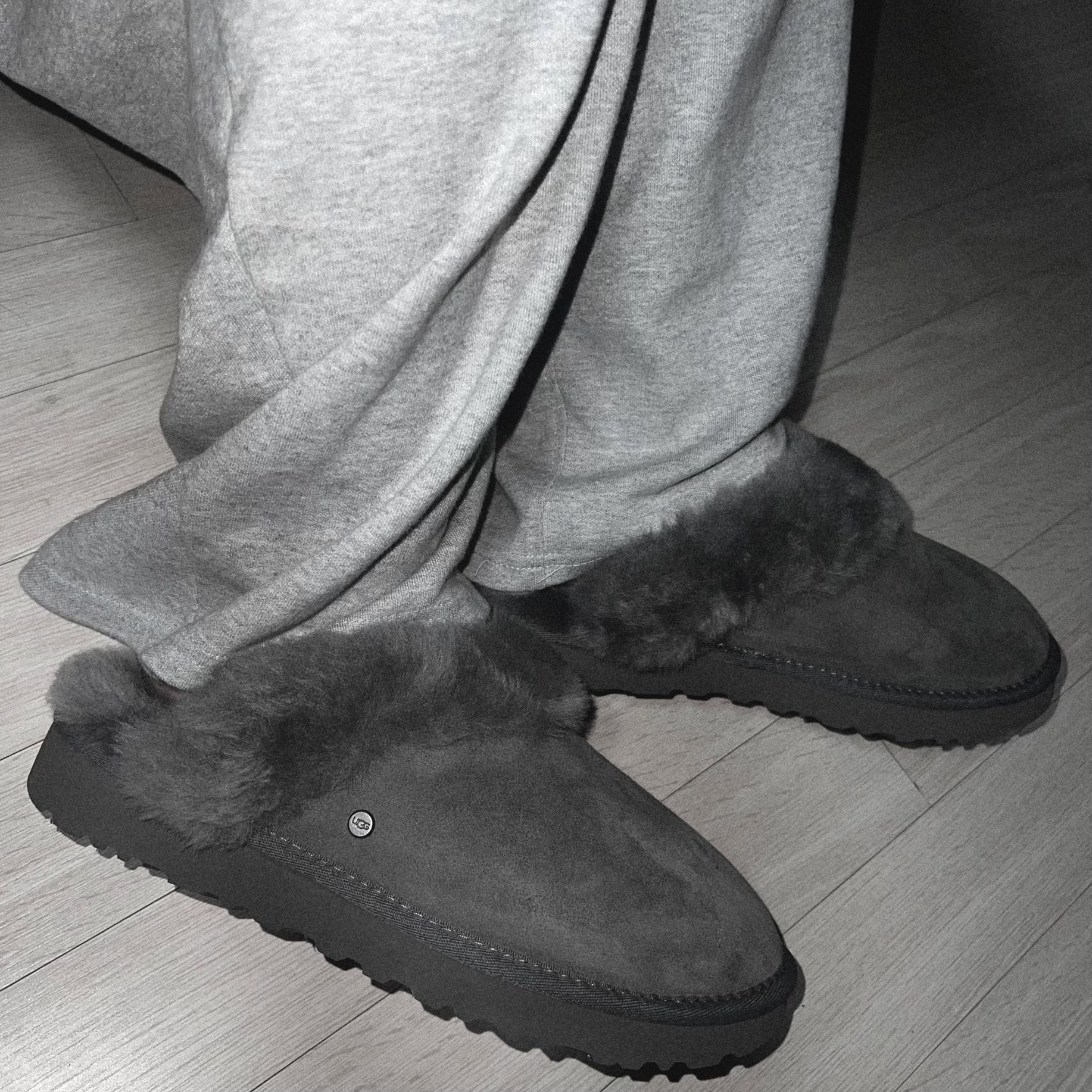 (W) UGG Classic Slipper II Black 착용 스타일 - 1