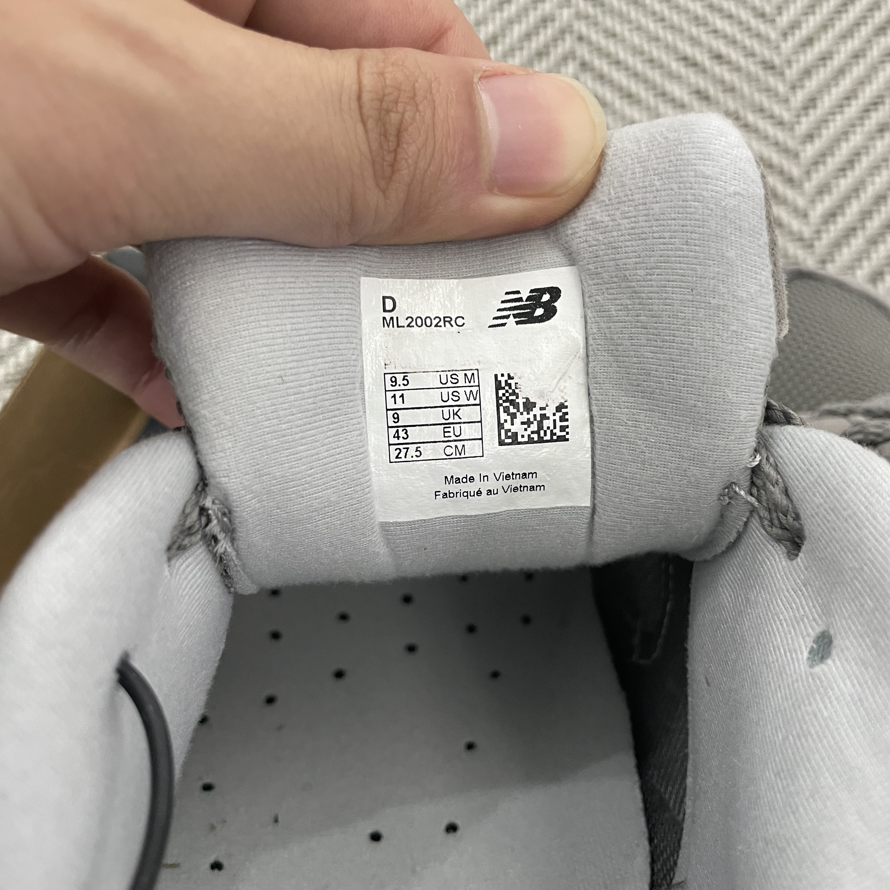 New Balance 2002R Grey 착용 스타일 - 1