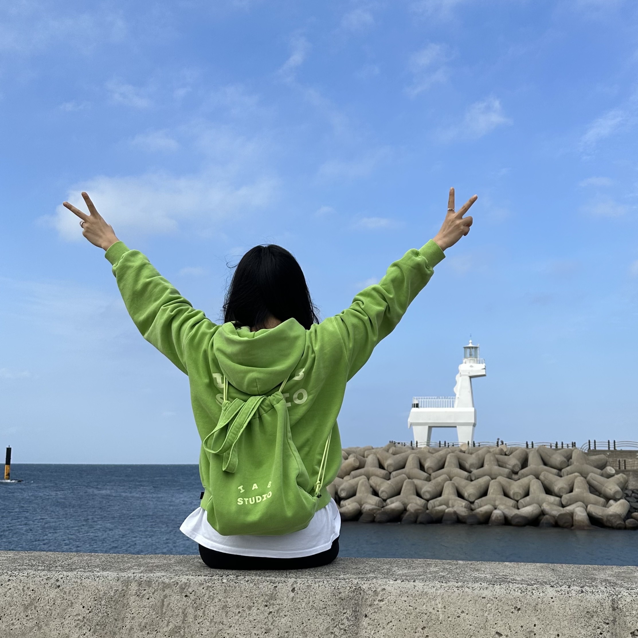 IAB Studio Pigment Hoodie & Sack Apple Green 착용 스타일 - 1