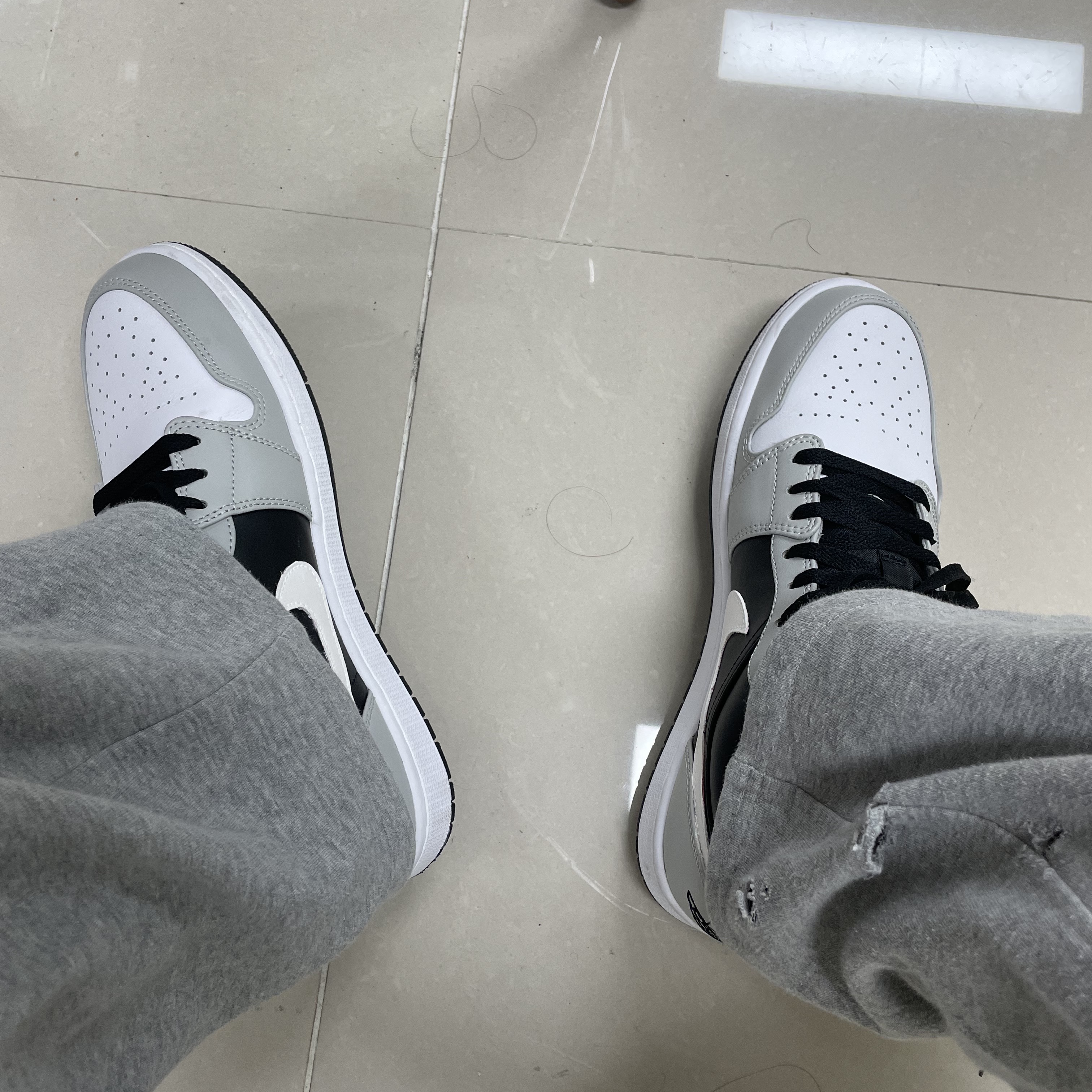 Jordan 1 Low Grey Fog Black Bleached Coral 착용 스타일