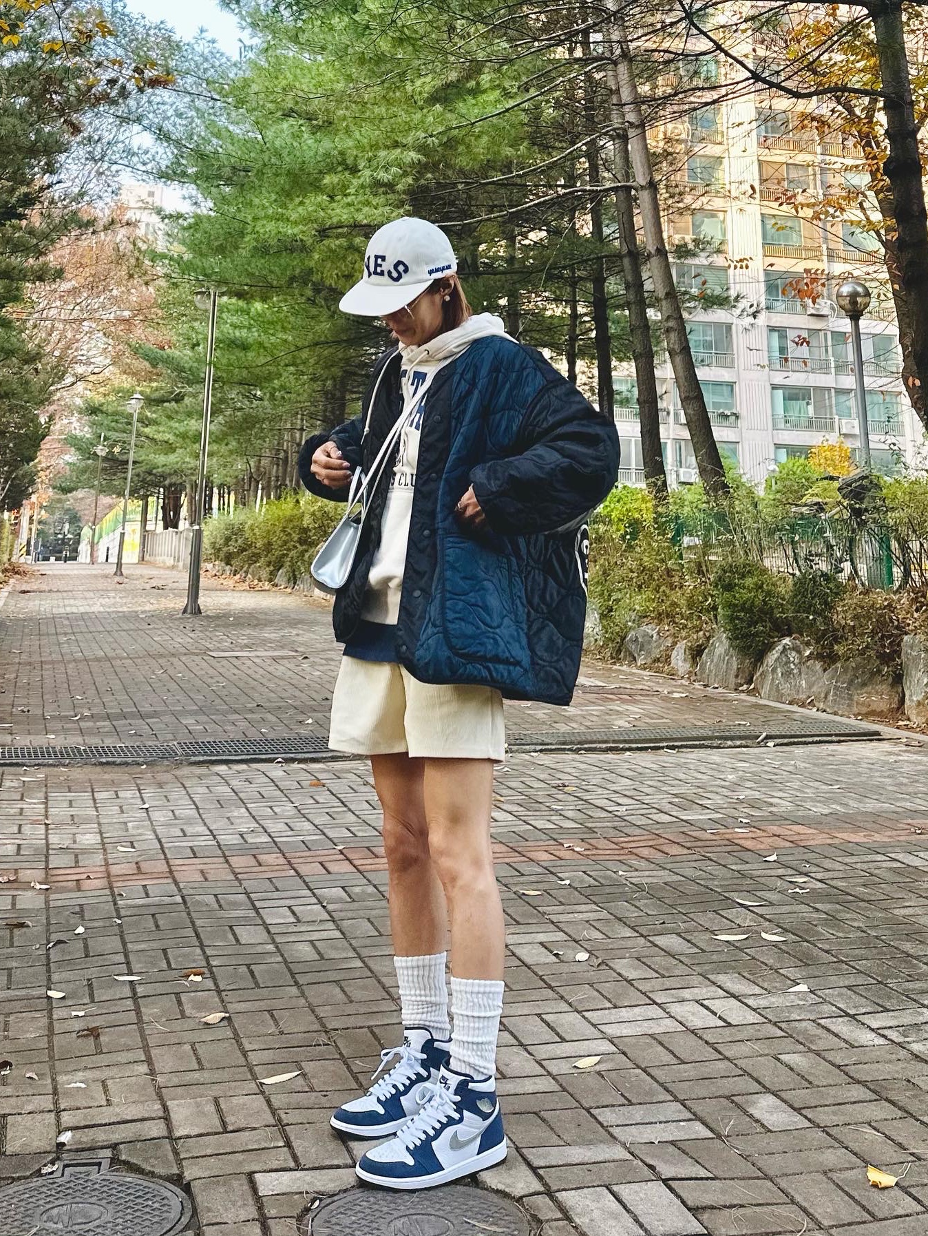 Jordan 1 Retro High OG CO.JP Midnight Navy, Telfar Small Shopping Bag Silver 착용 스타일 - 1
