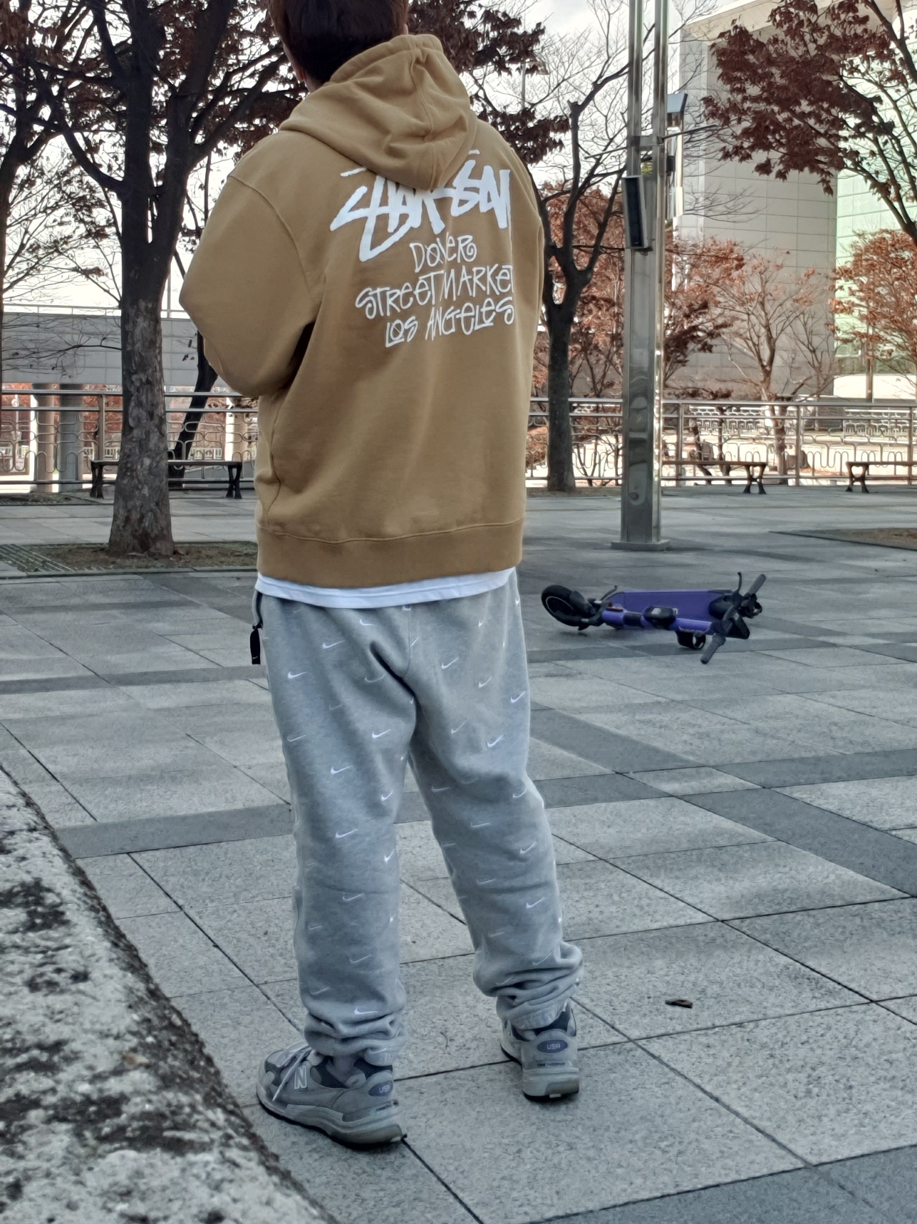 Stussy Stock DSM Los Angeles Zip Hoodie Khaki 2021, Nike NRG Swoosh Logo Pants Grey Heather 착용 스타일 - 1