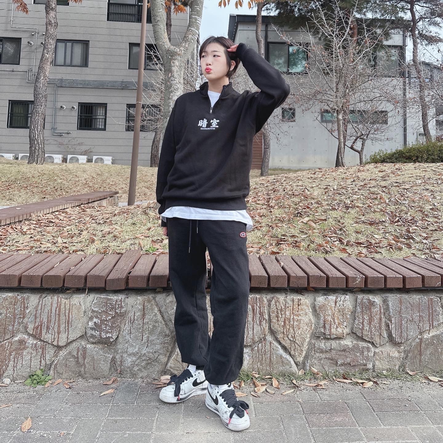 Darkr8m Studio Quarter Zip Up Sweatshirt Black, Darkr8m Studio x Hardhitters Satin Reflective Logo Cap 착용 스타일 - 3