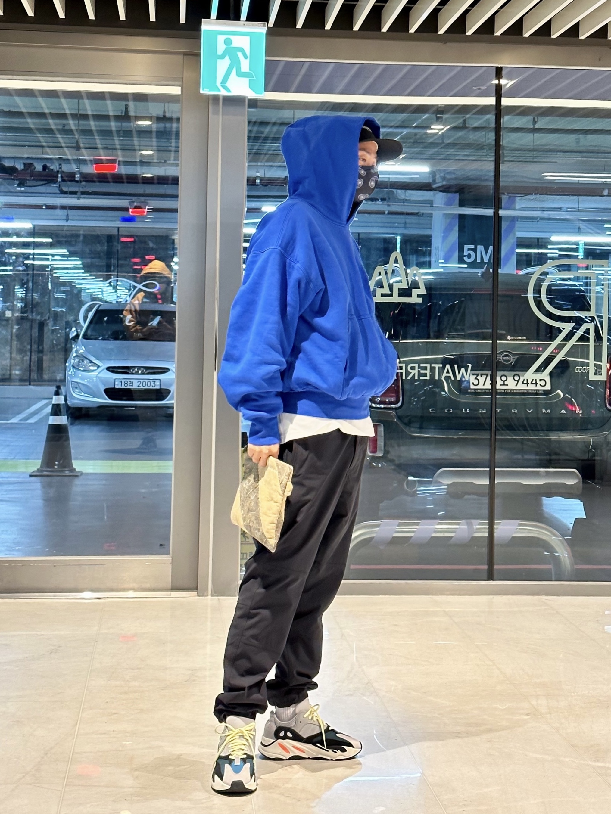 Yeezy Gap Hoodie Blue, Nike ACG Sun farer Trail Pants Black - Asia 착용 스타일