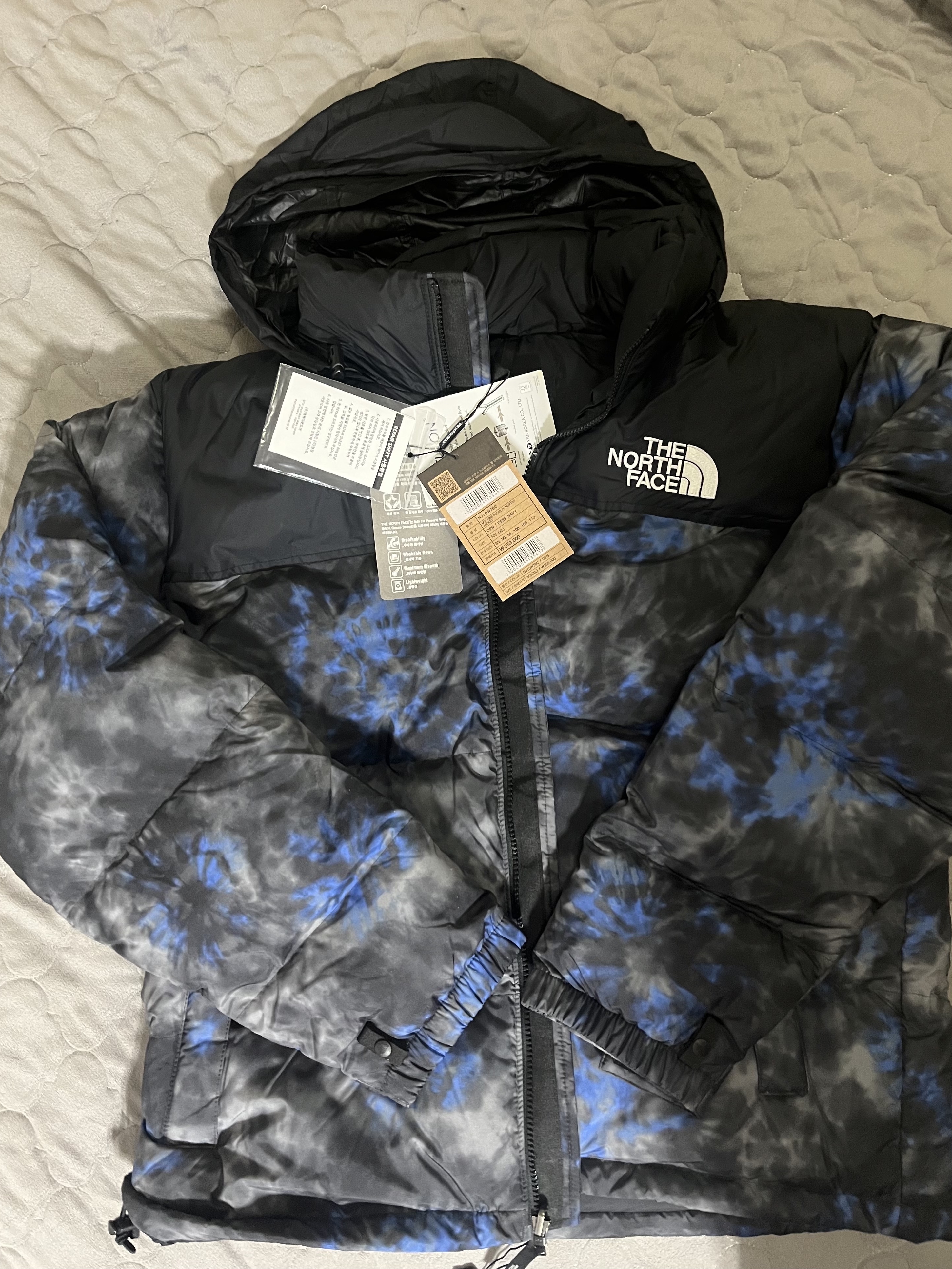 The North Face 1996 Novelty Nuptse Jacket Deep and Deep Navy 착용 스타일